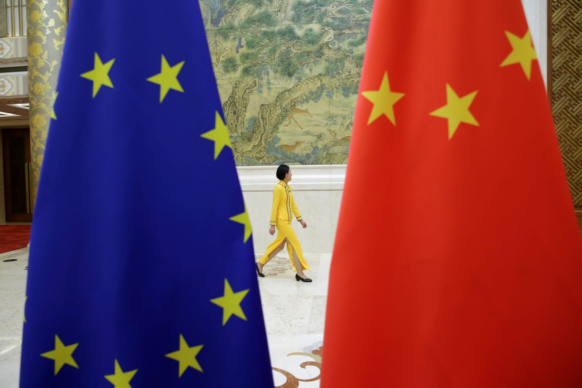 <p>An attendant walks past EU and China flags ahead of the EU-China High-level Economic Dialogue at Diaoyutai State Guesthouse in Beijing, China June 25, 2018. </p>
