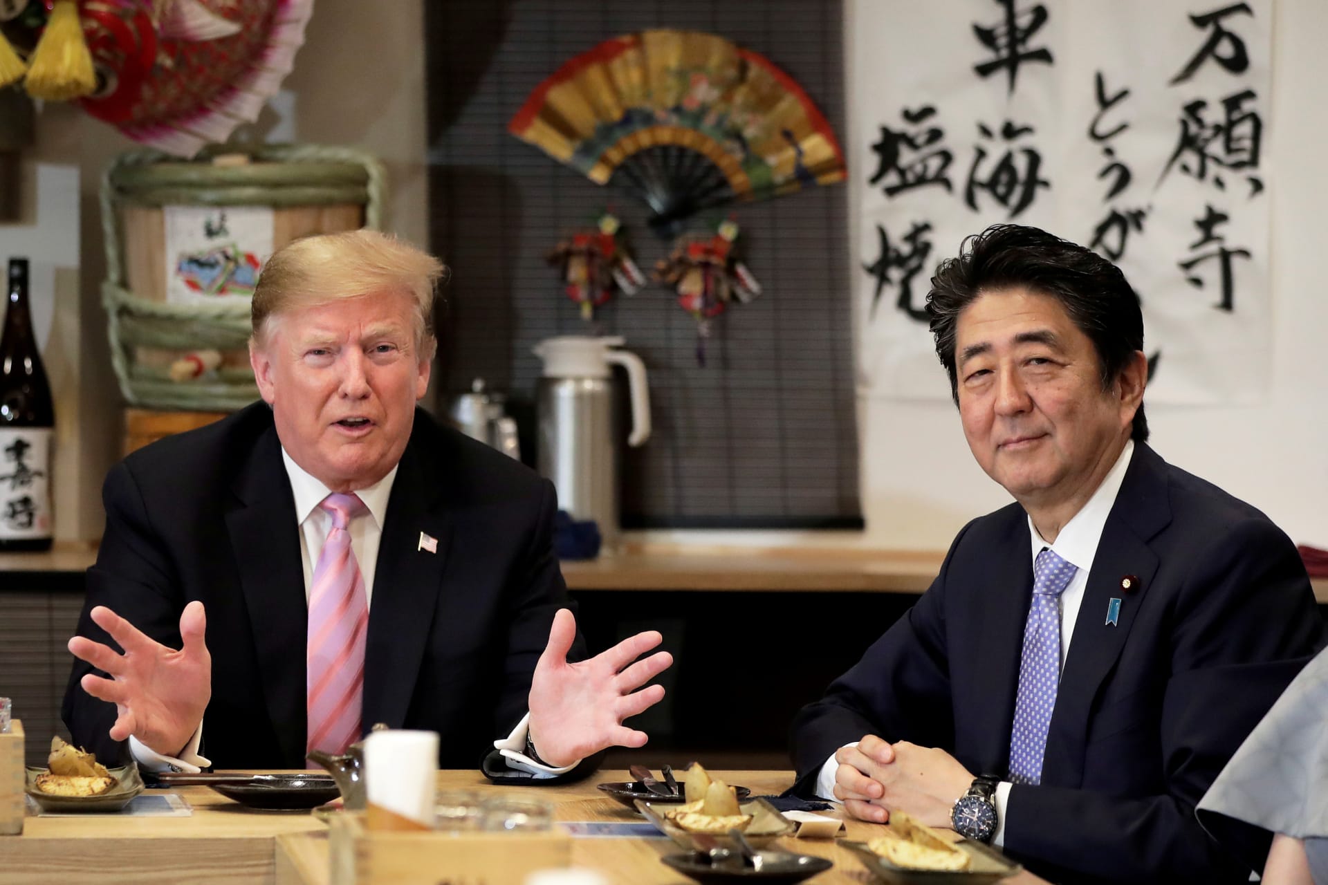 <p>U.S. President Donald Trump talks with Japanese Prime Minister Shinzo Abe during a couples dinner with first lady Melania Trump and Abe’s wife Akie in Tokyo, Japan, on May 26, 2019.</p>
