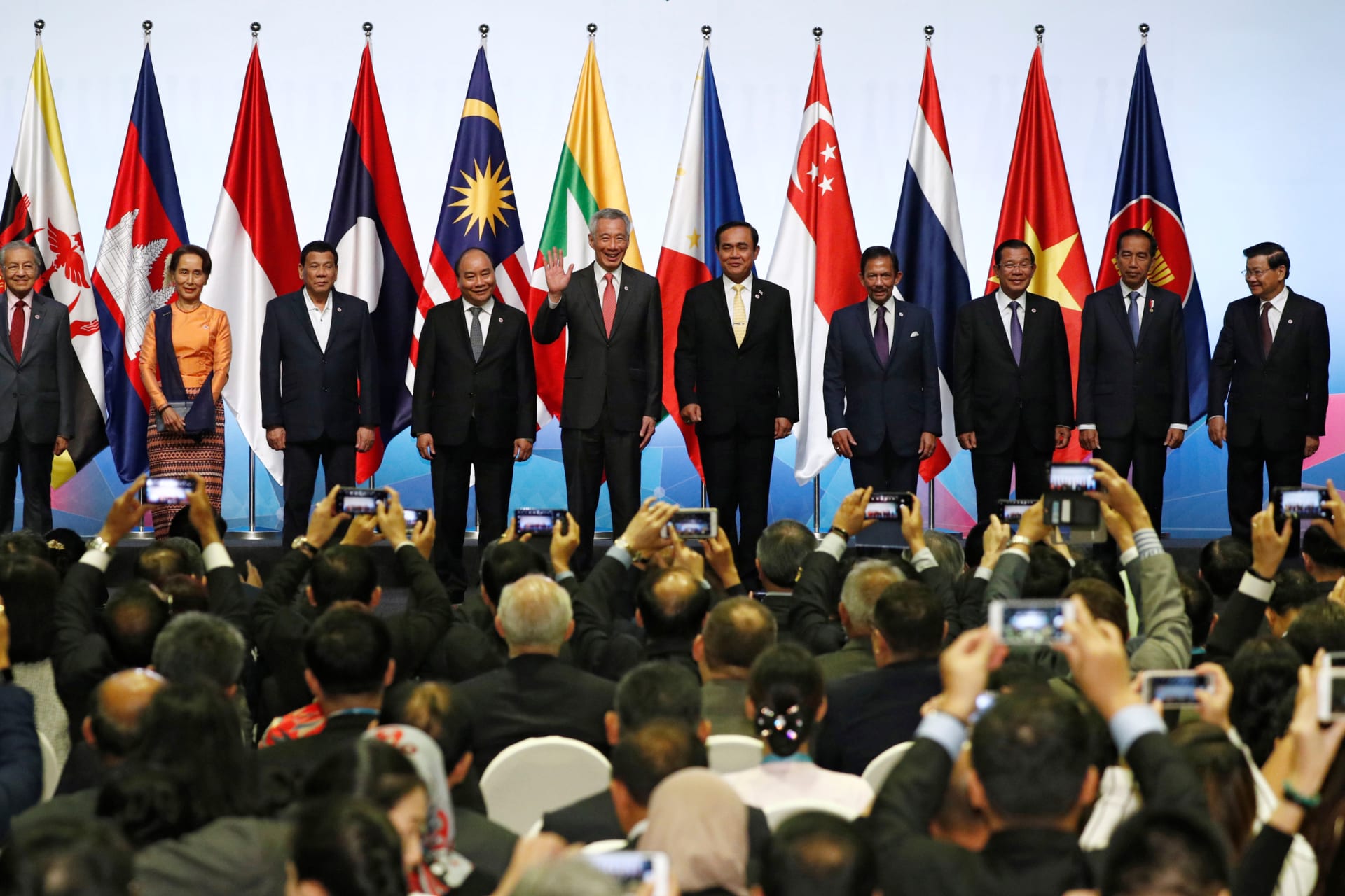 <p>ASEAN leaders gather for a group photo during the opening ceremony of the 33rd ASEAN Summit in Singapore on November 13, 2018.</p>
