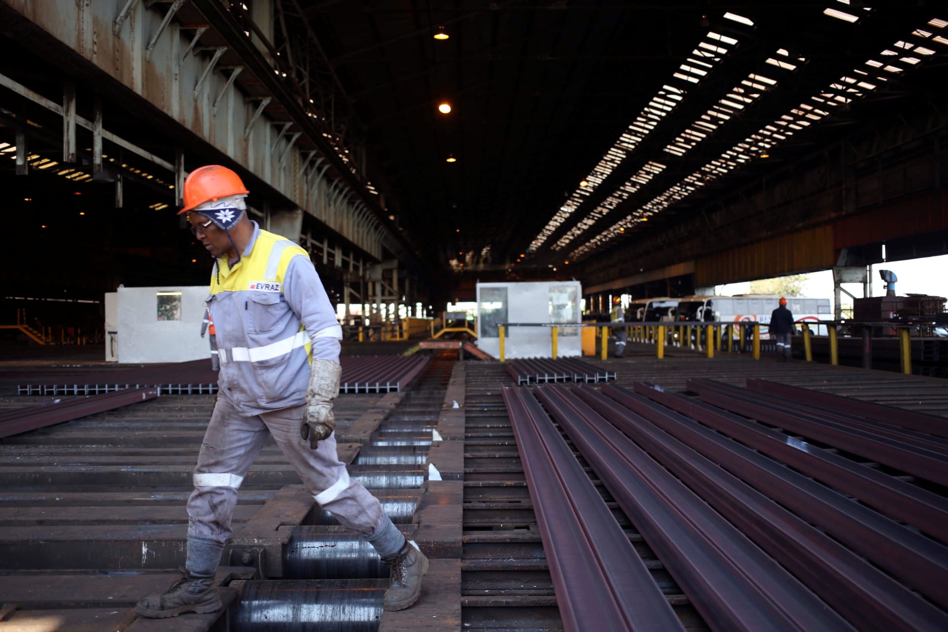 <p>A worker is seen at a Highveld Steel plant in Middleburg, South Africa June 6, 2017.</p>
