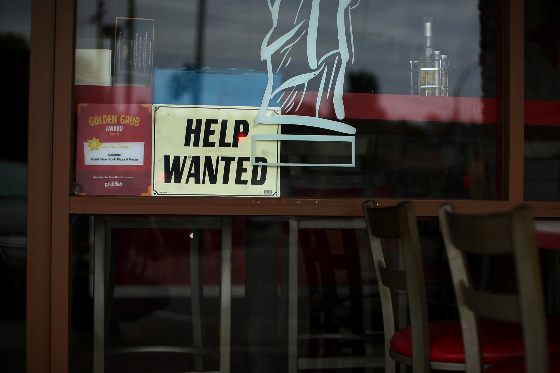 <p>A local pizza restaurant advertises for workers in Encinitas, California, U.S.</p>
