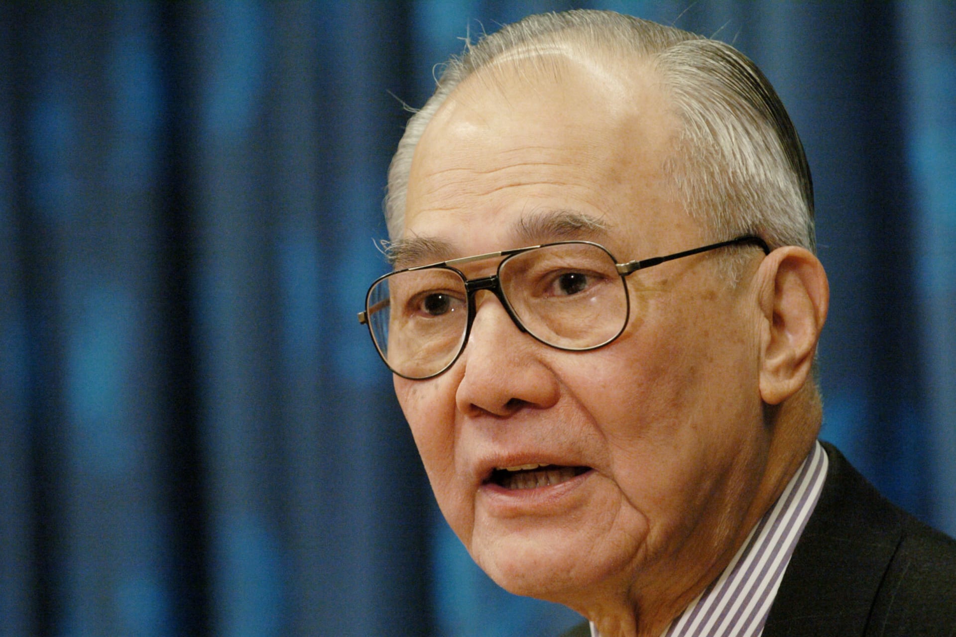 <p>Anand Panyarachun discusses the finding of the report on the “High Level Panel on Threats, Challenges and Change” at the United Nations, after it was presented to United Nations Secretary-General Kofi Annan, on December 2, 2004. </p>
