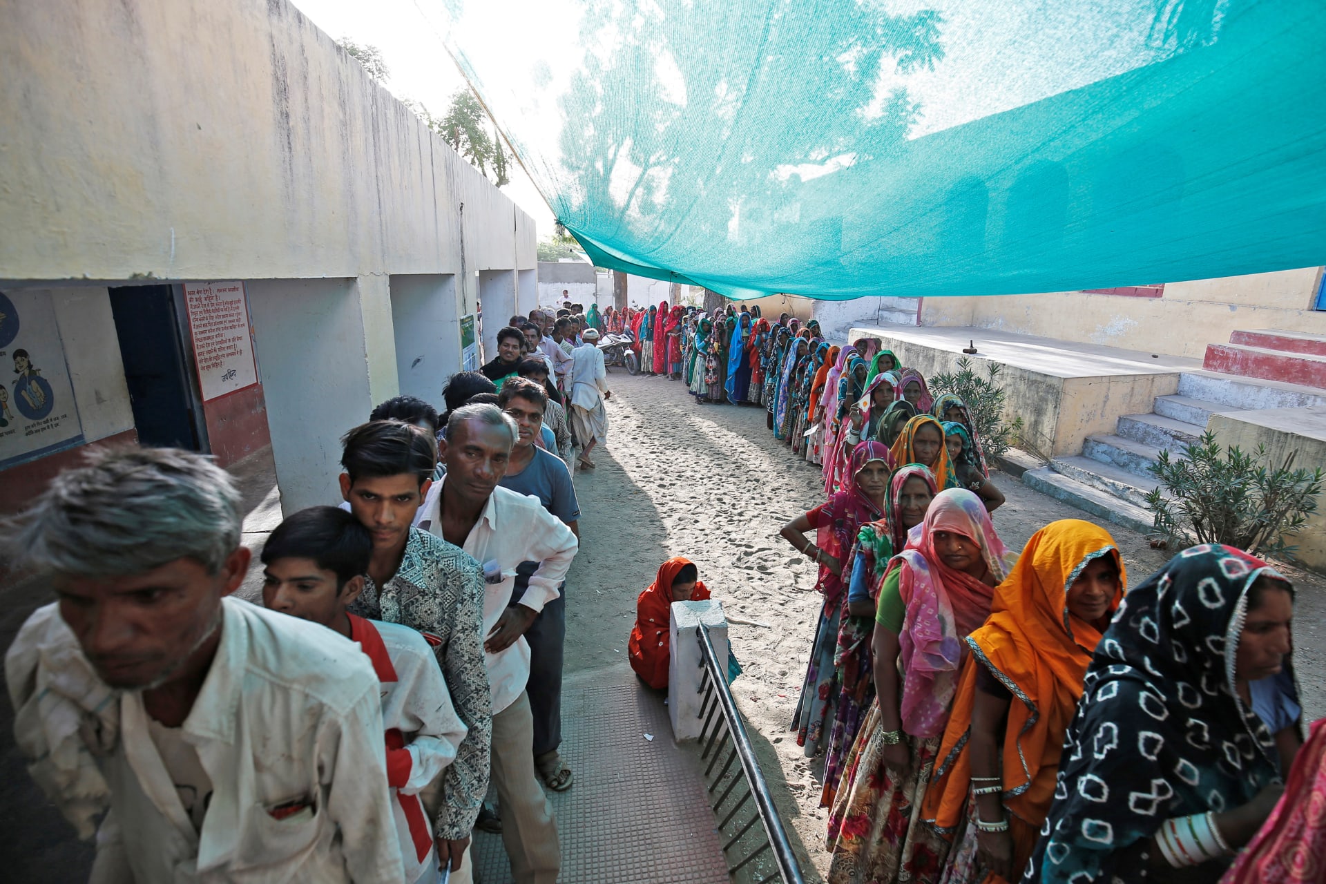 <p>People wait to cast their vote at a Sirohi district polling station in the Indian state of Rajasthan, India on April 29, 2019. </p>
