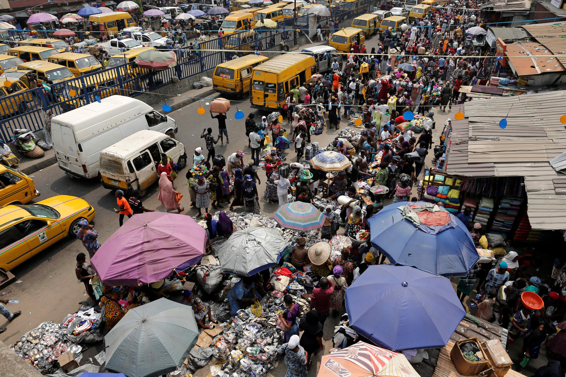 <p>People shop at Idumota Market in Nigeria’s commercial capital of Lagos, Nigeria February 11, 2019.</p>
