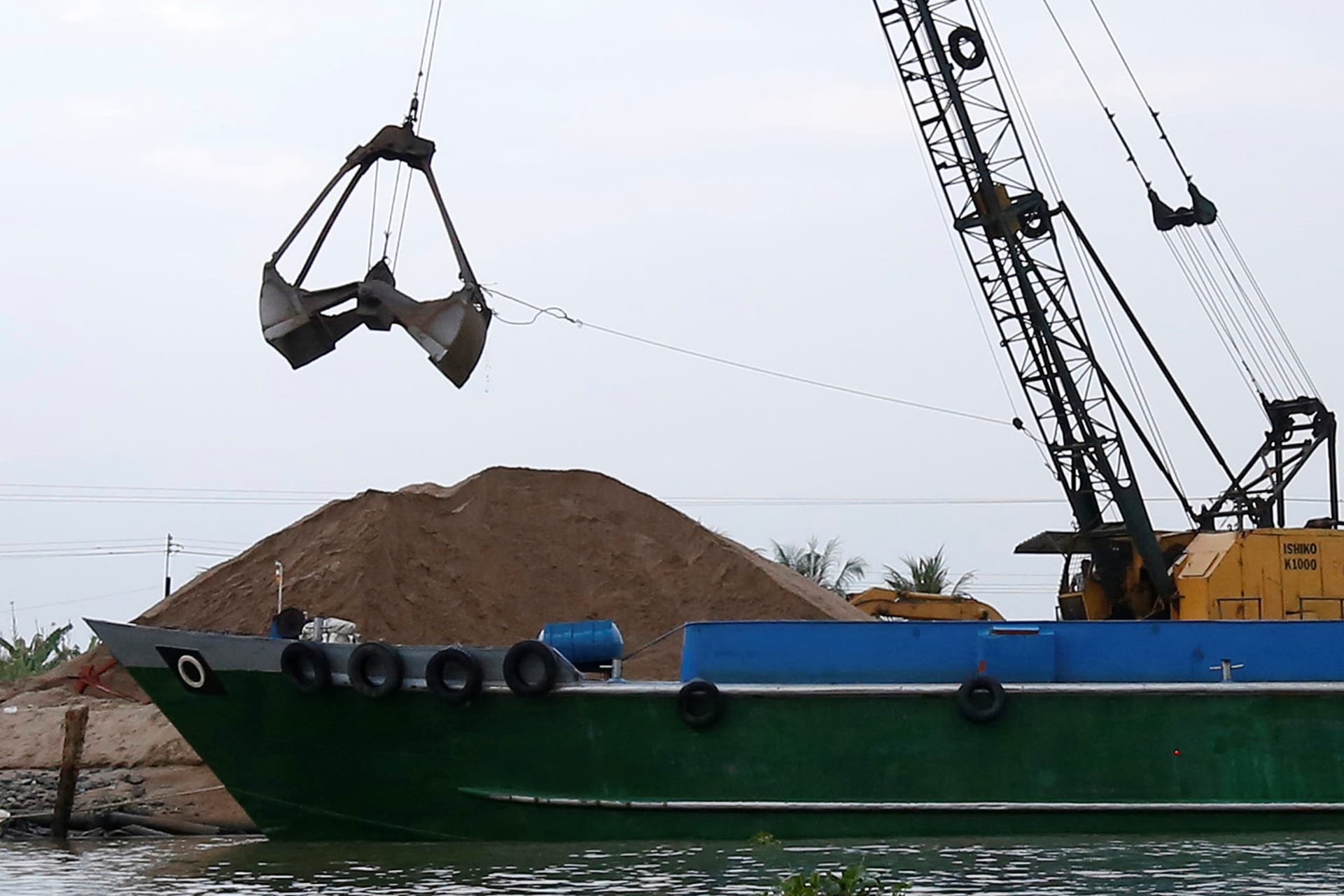 <p>A crane moves sand from a ship on Mekong river in Hau Giang province, Vietnam on December 19, 2018.</p>
