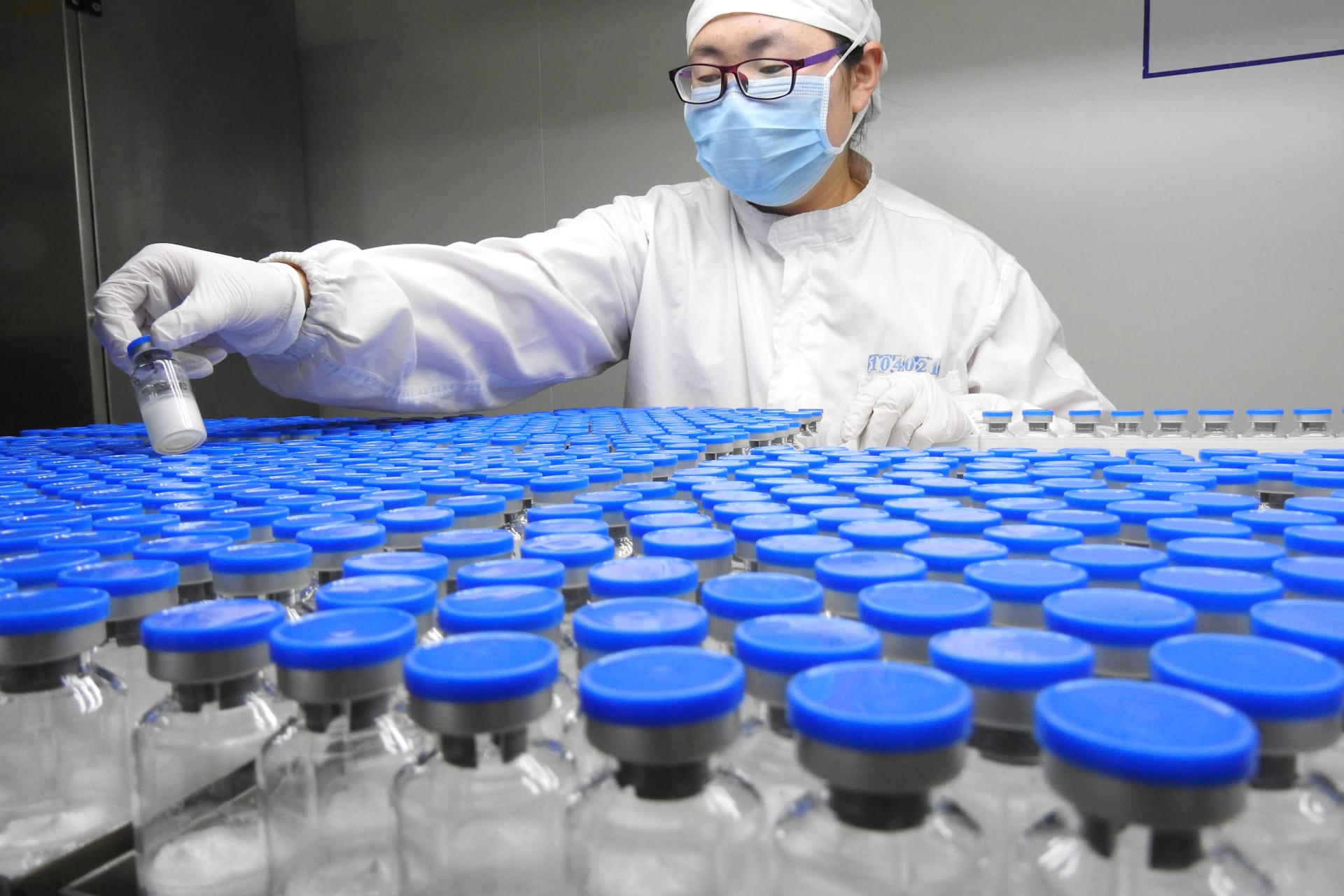 <p>A technician inspects anti-cancer drugs in vials at a lab of a pharmaceutical company in Lianyungang, Jiangsu province, China March 13, 2019. REUTERS/Stringer </p>
