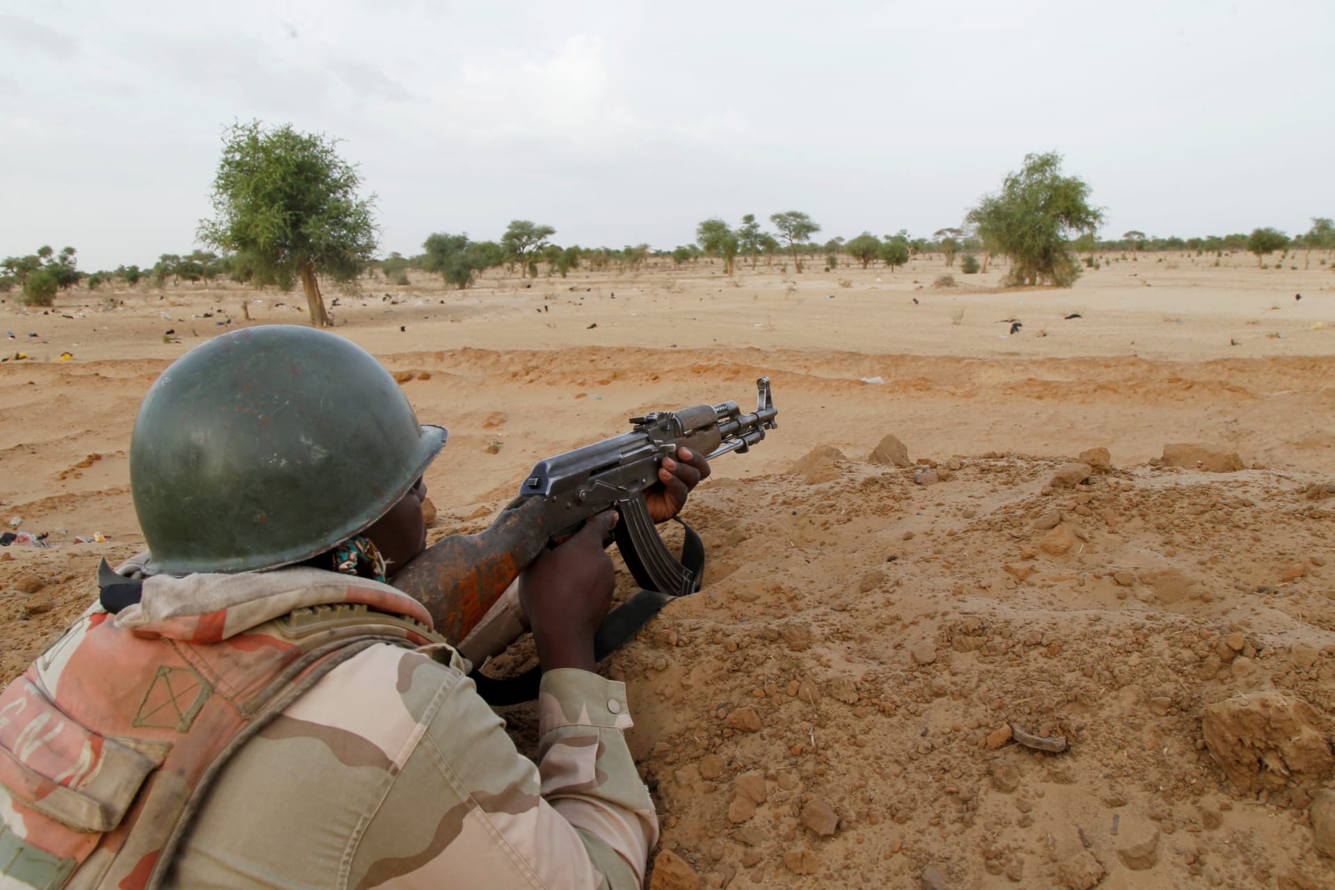 <p>A Nigerien soldier guards with his weapon pointed towards the border with neighboring Nigeria, near the town of Diffa, Niger, on June 21, 2016.</p>
