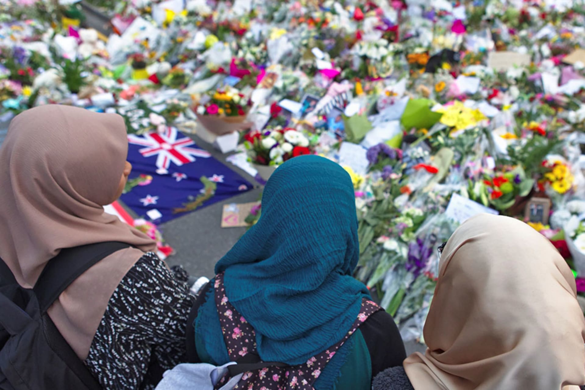 <p>Women pay tribute to the victims of the mosque attack.</p>
