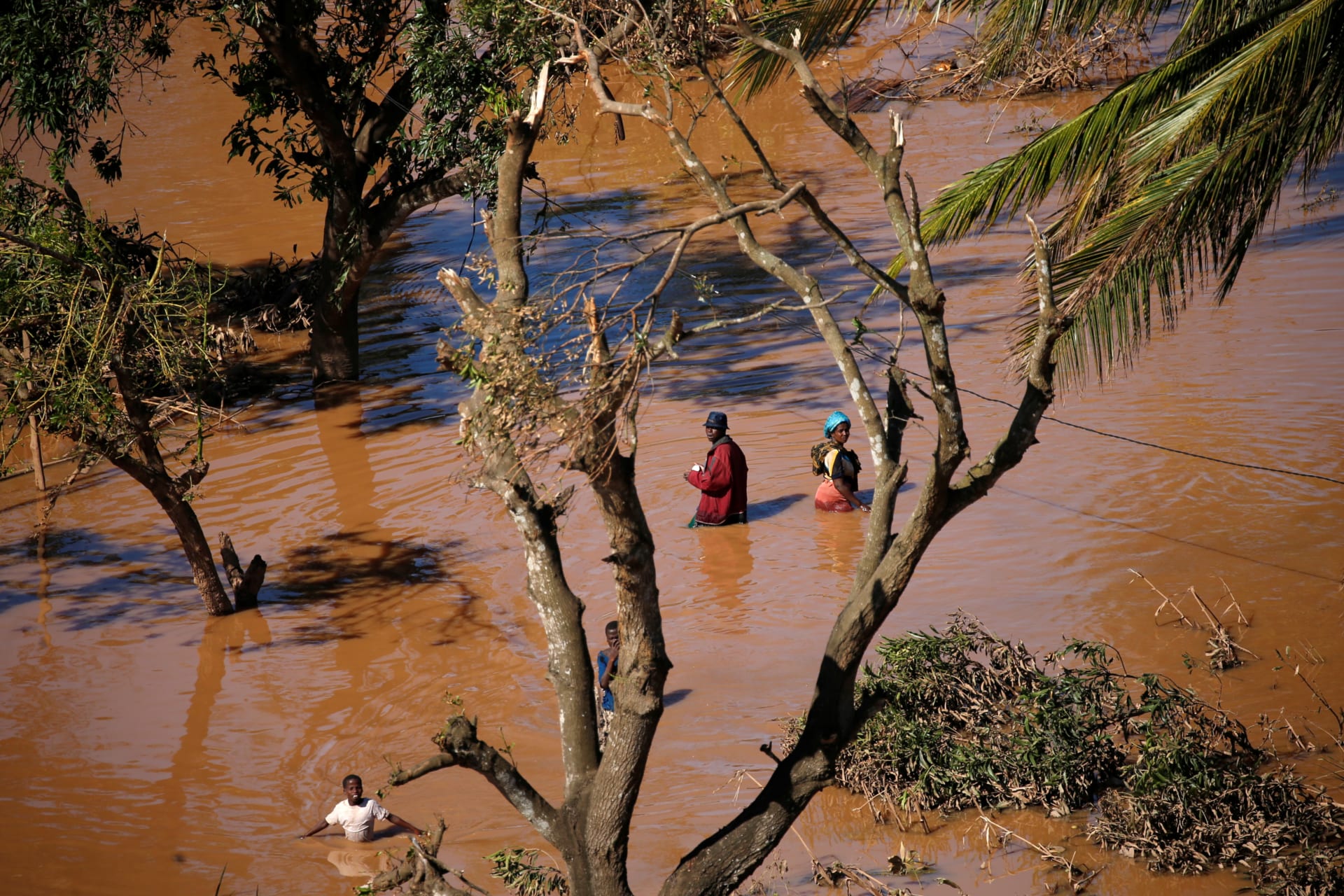 <p>Locals look on after Cyclone Idai in Buzi district outside Beira, Mozambique, March 22, 2019.</p>
