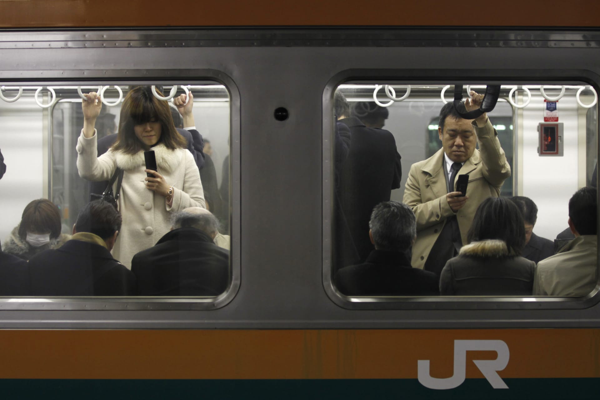 <p>Commuters go home by train at Tokyo station March 23, 2011.</p>
