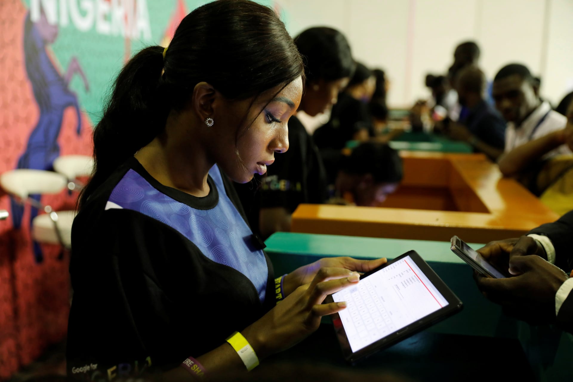 <p>Youths are seen browsing the internet at the launch of Google’s free WiFi project in Lagos, Nigeria on July 26, 2018.</p>