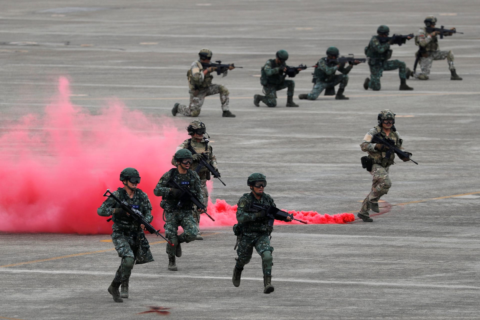 <p>Soldiers take part in a military drill simulating an invasion of Taiwan by China’s People’s Liberation Army at Ching Chuan Kang Air Base in Taichung, Taiwan, on June 7, 2018.</p>
