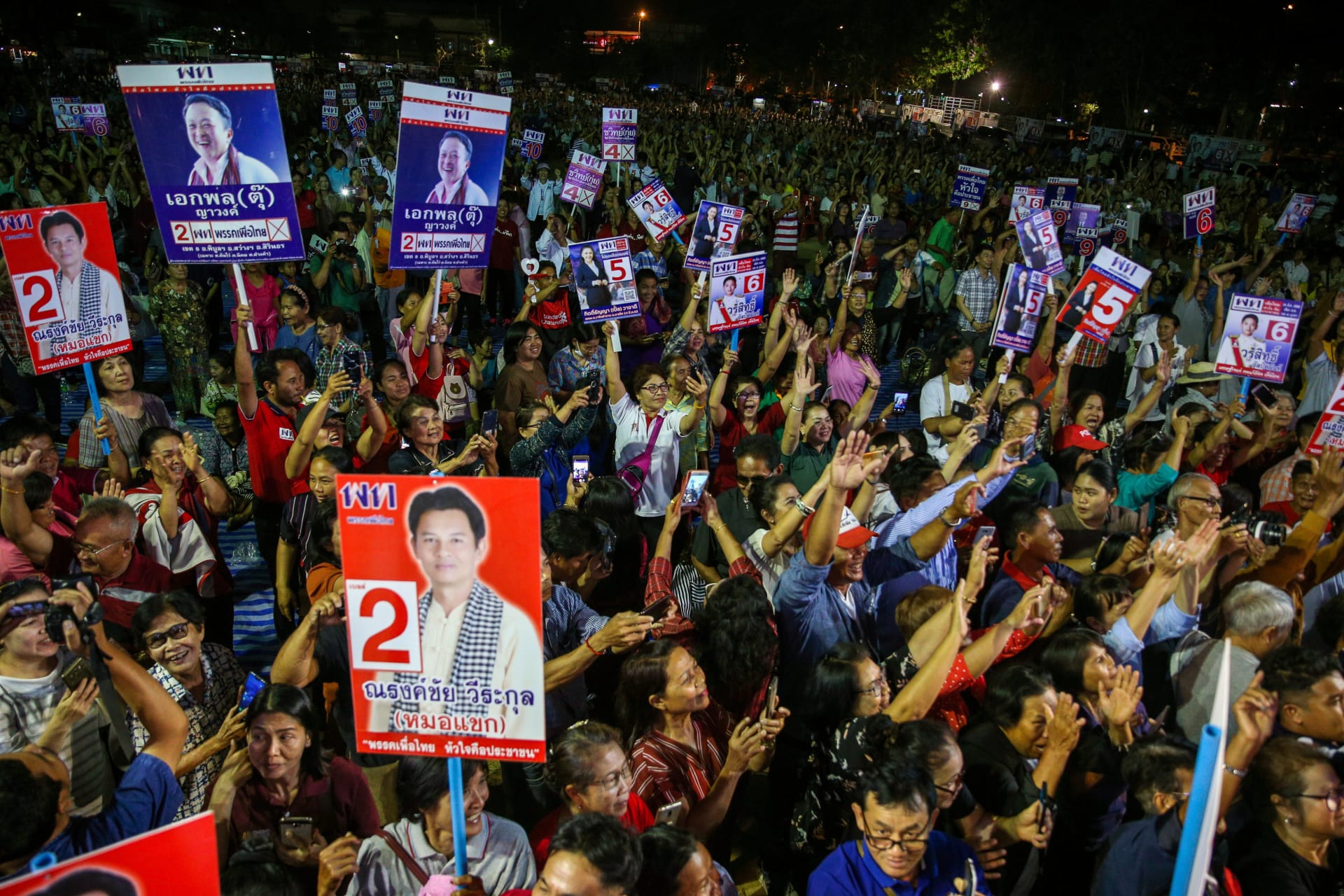 <p>Supporters of the Pheu Thai Party rally in Ubon Ratchathani Province.</p>
