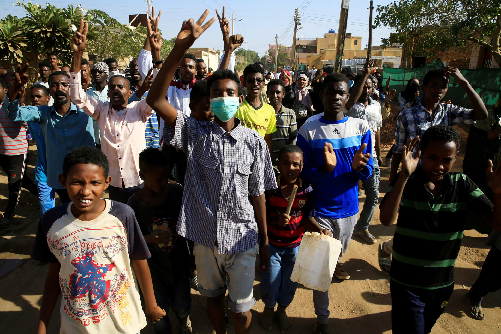 <p>Sudanese demonstrators march during anti-government protests in Khartoum, Sudan, January 24, 2019. </p>
