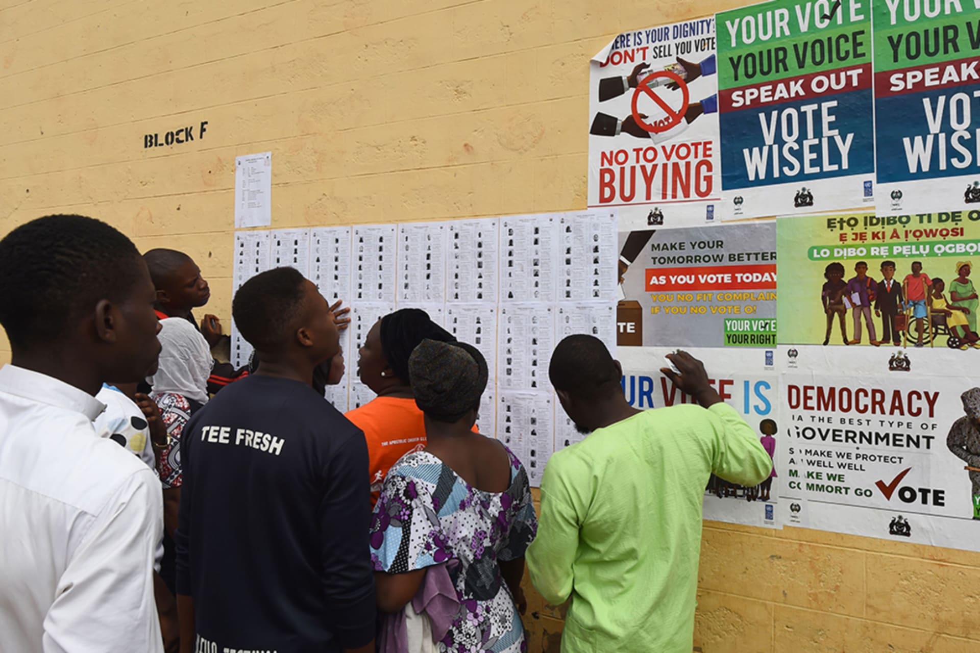 <p>Voters searching for their details placarded on the wall during the Osun State gubernatorial election, near Osogbo, Osun State in southwest Nigeria, on September 22, 2018.</p>
