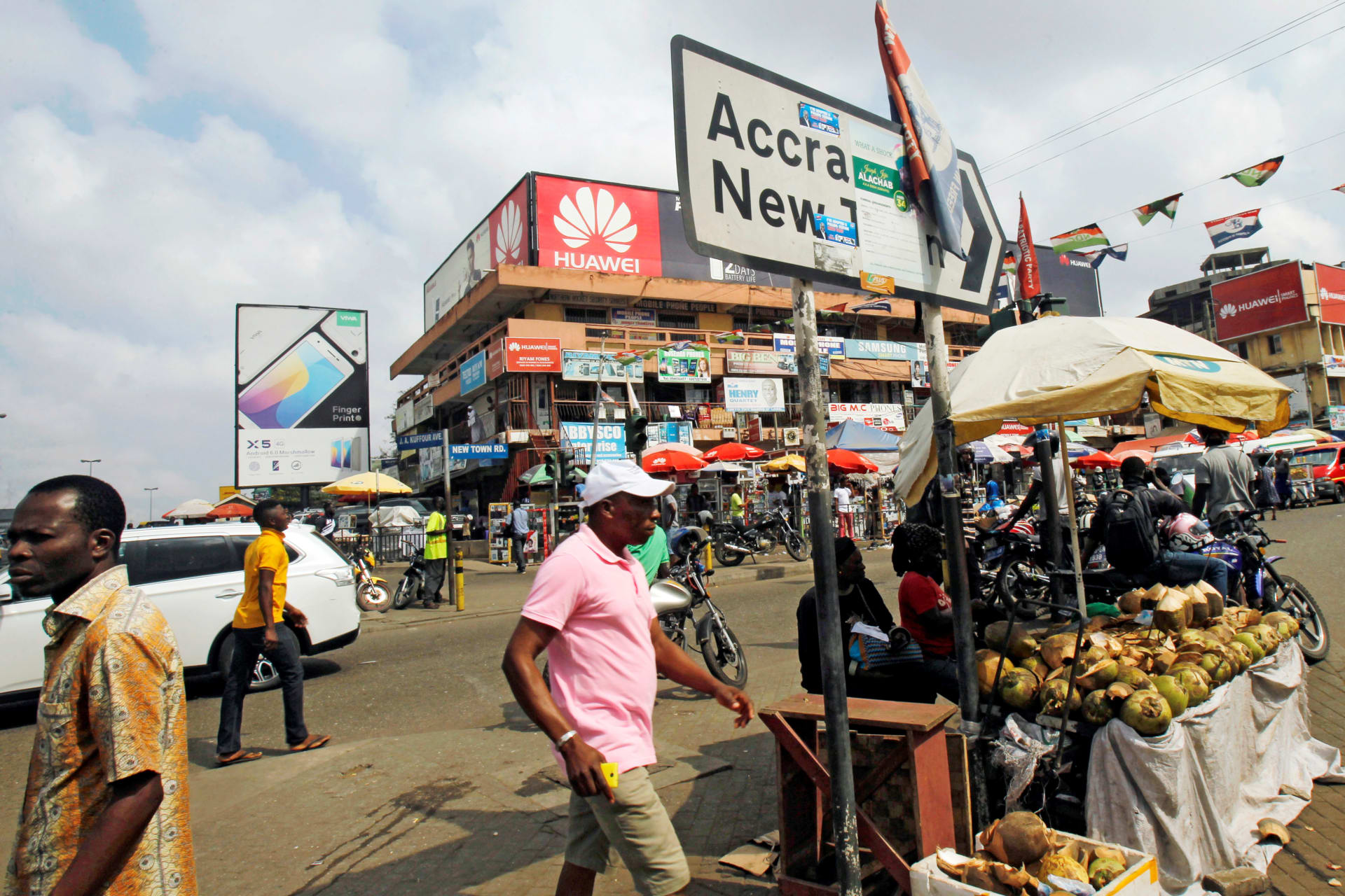<p>People walk on the street around Kwame Nkrumah circle in Accra, Ghana, on December 2, 2016.</p>

