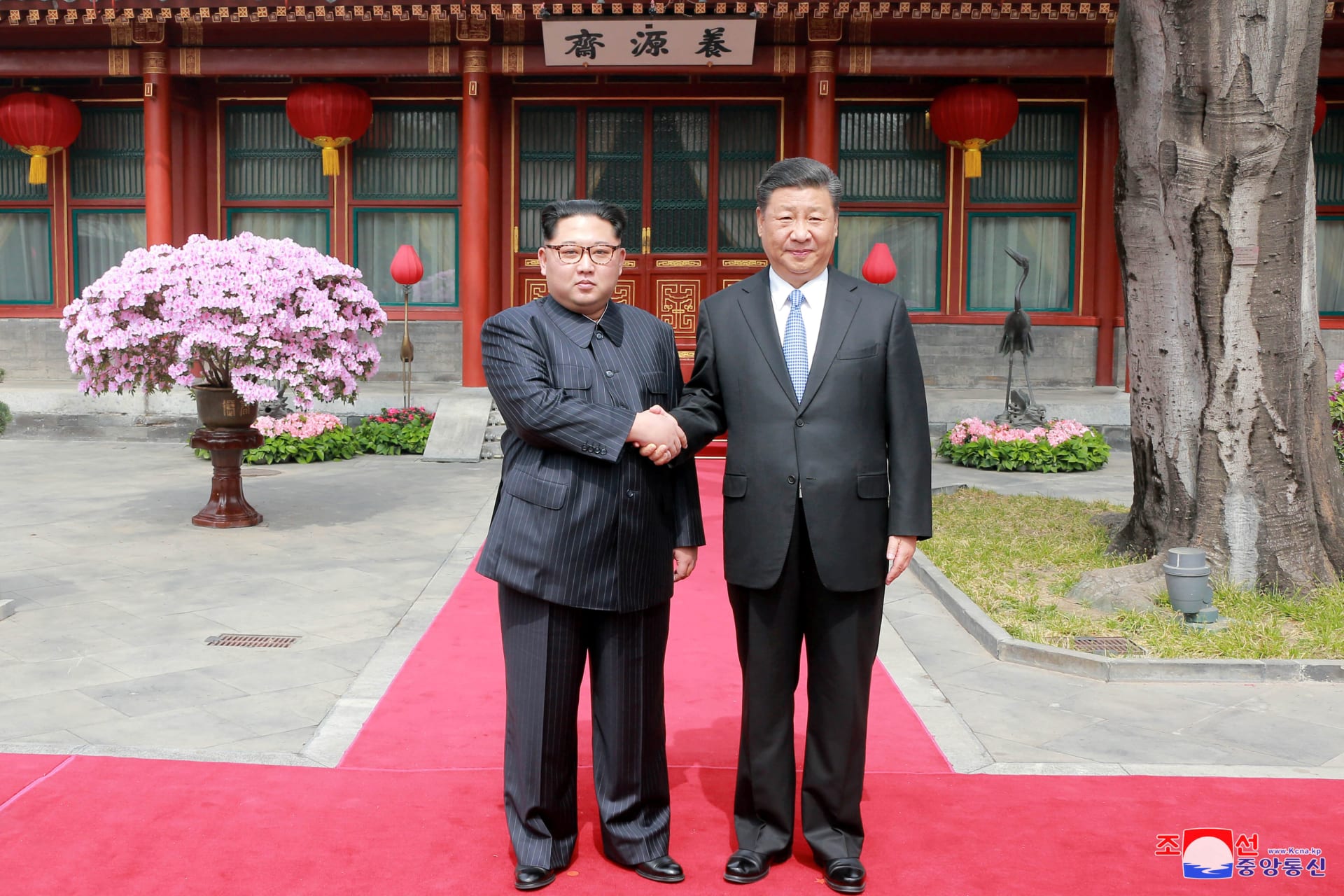 <p>North Korean leader Kim Jong-un shakes hands with Chinese President Xi Jinping in Beijing, as he paid an unofficial visit to China, in this undated photo released by North Korea’s Korean Central News Agency (KCNA) on March 28, 2018.</p>
