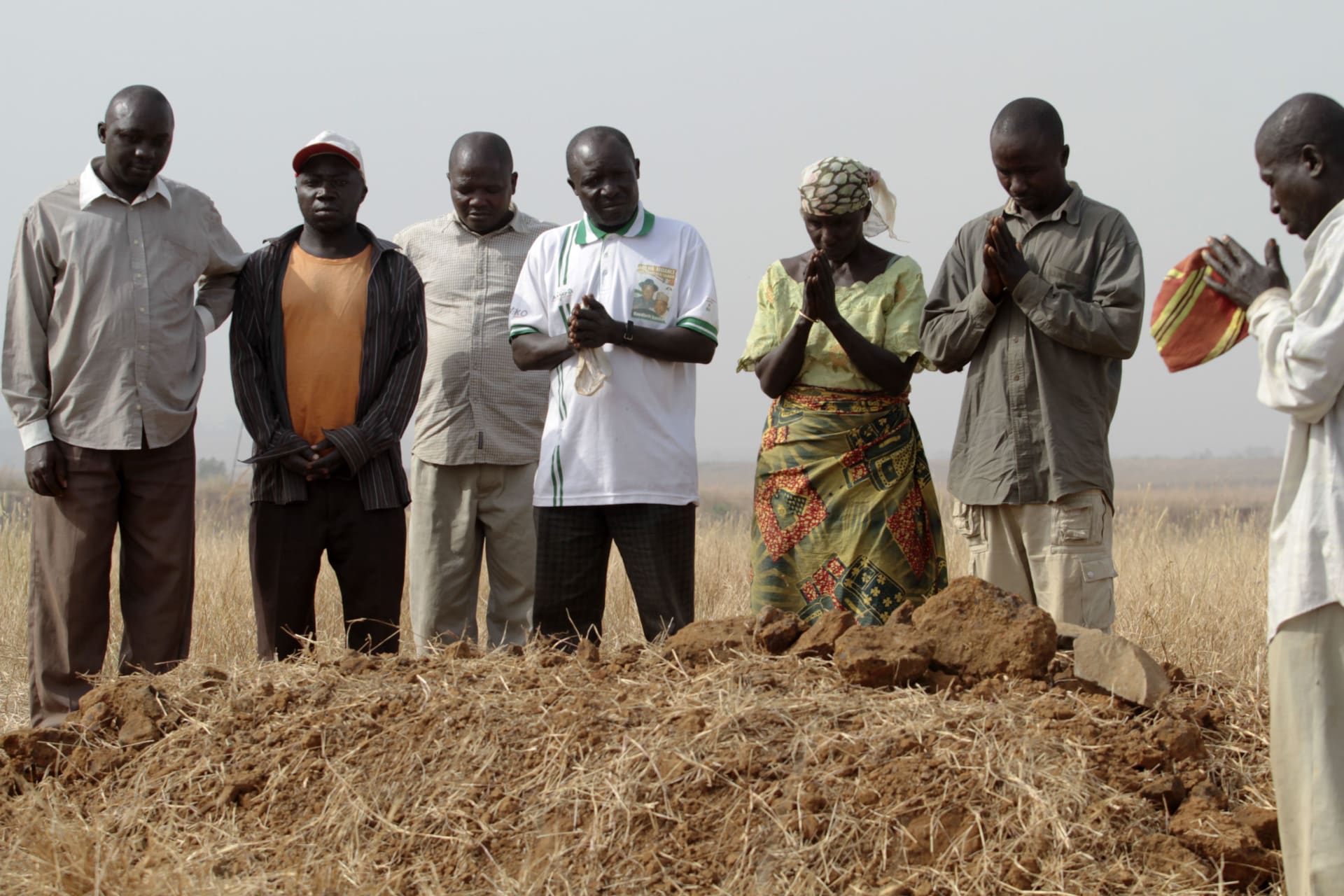 <p>A family gathers around the grave where three family members shot dead by armed Fulani herdsmen are buried together, in Jos in Nigeria’s Plateau state, on December 28, 2011.</p>
