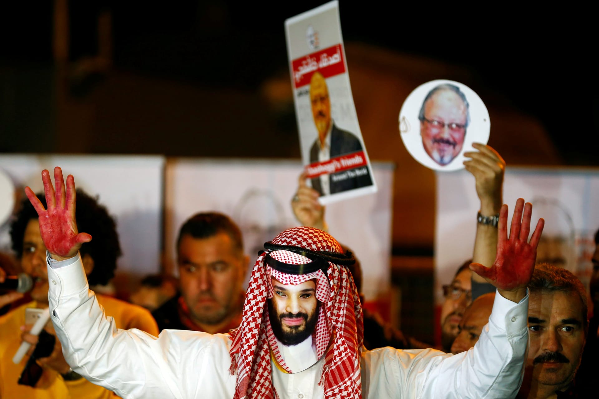 <p>A demonstrator wearing a mask of Saudi Crown Prince Mohammed bin Salman attends a protest outside the Saudi Arabia consulate in Istanbul, Turkey October 25, 2018.</p>
