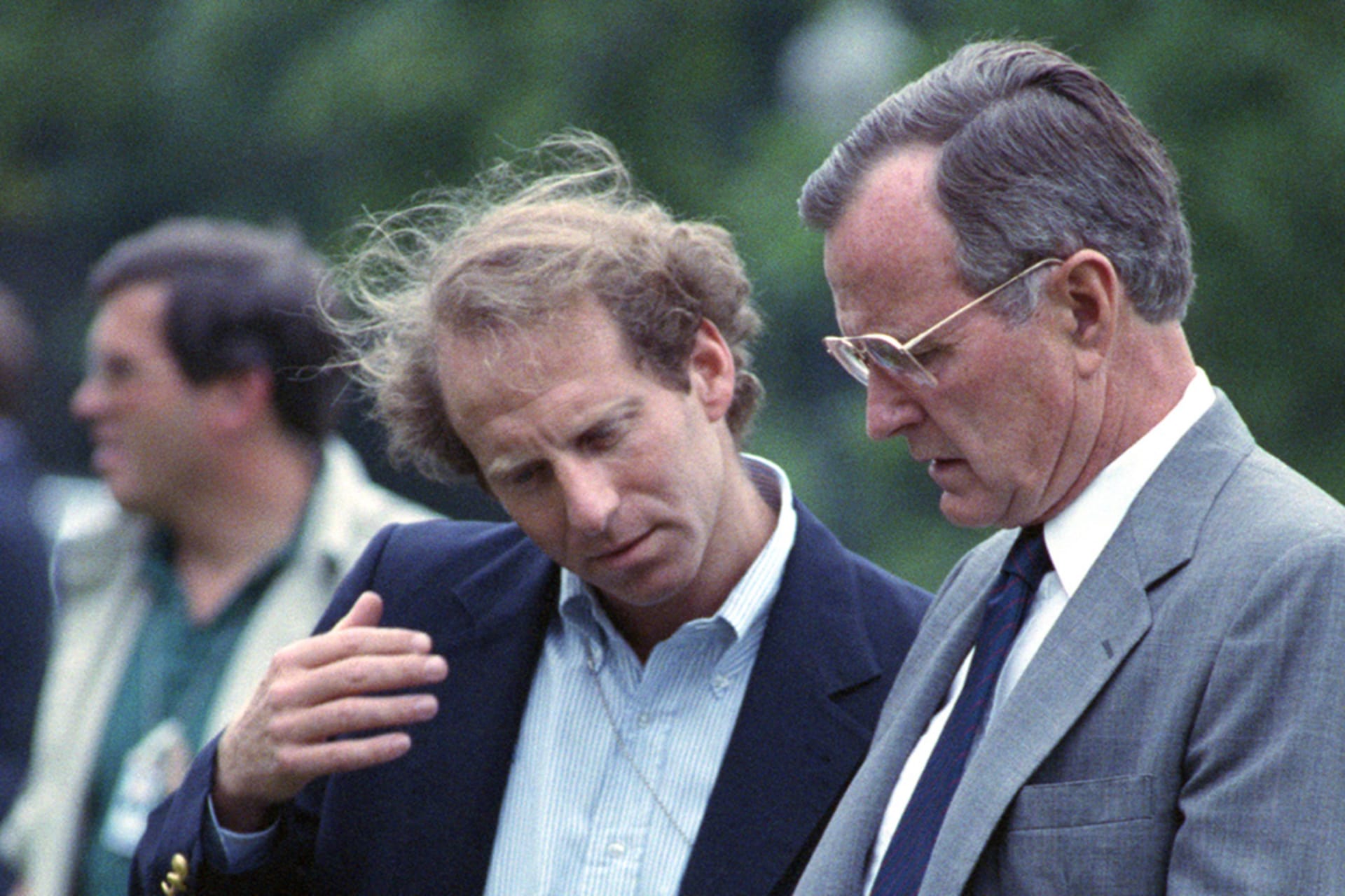 <p>Richard Haass briefs President George H.W. Bush on the White House Lawn.</p>
