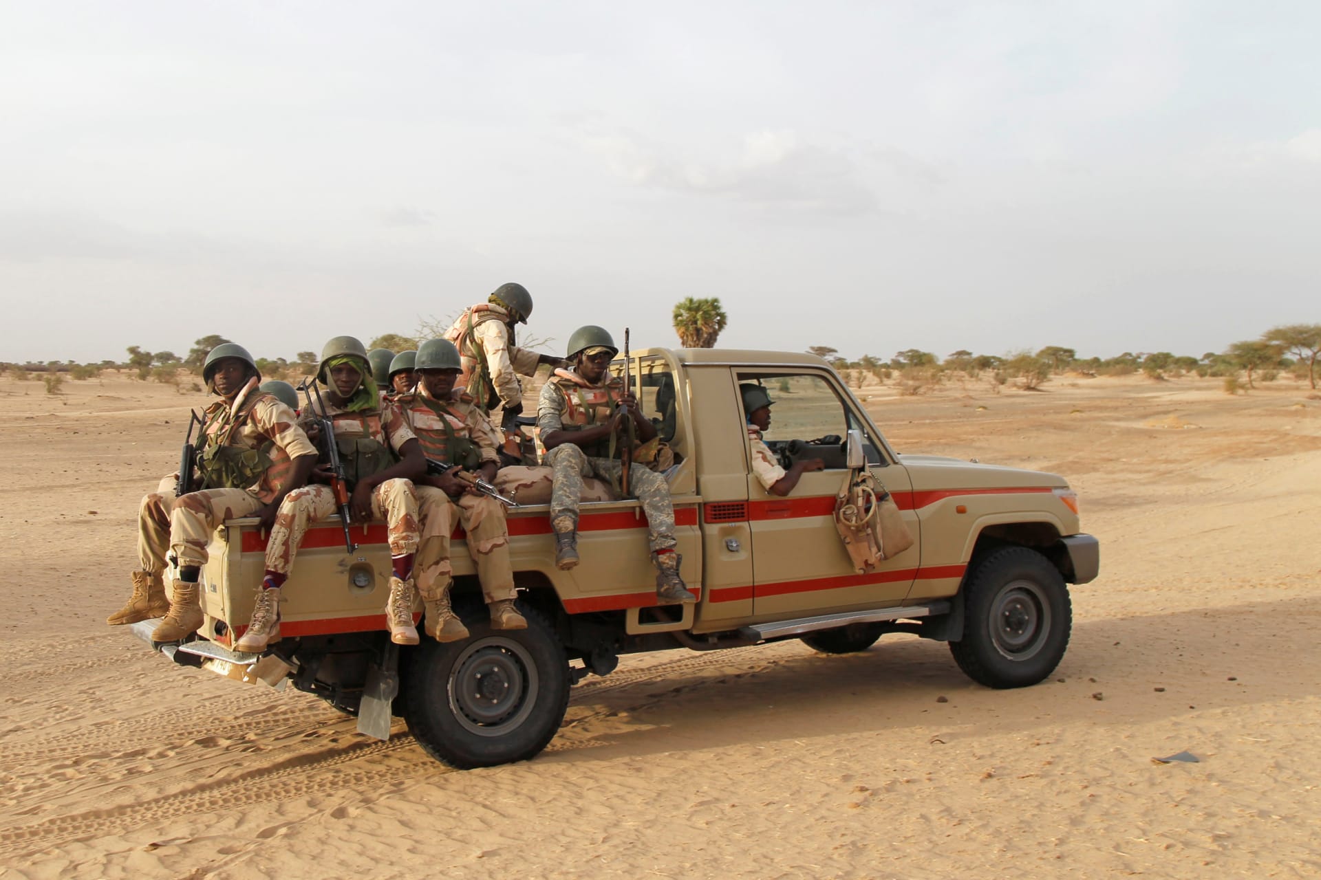 <p>Nigerien soldiers patrol at the border with neighbouring Nigeria near the town of Diffa, Niger, June 21, 2016.</p>