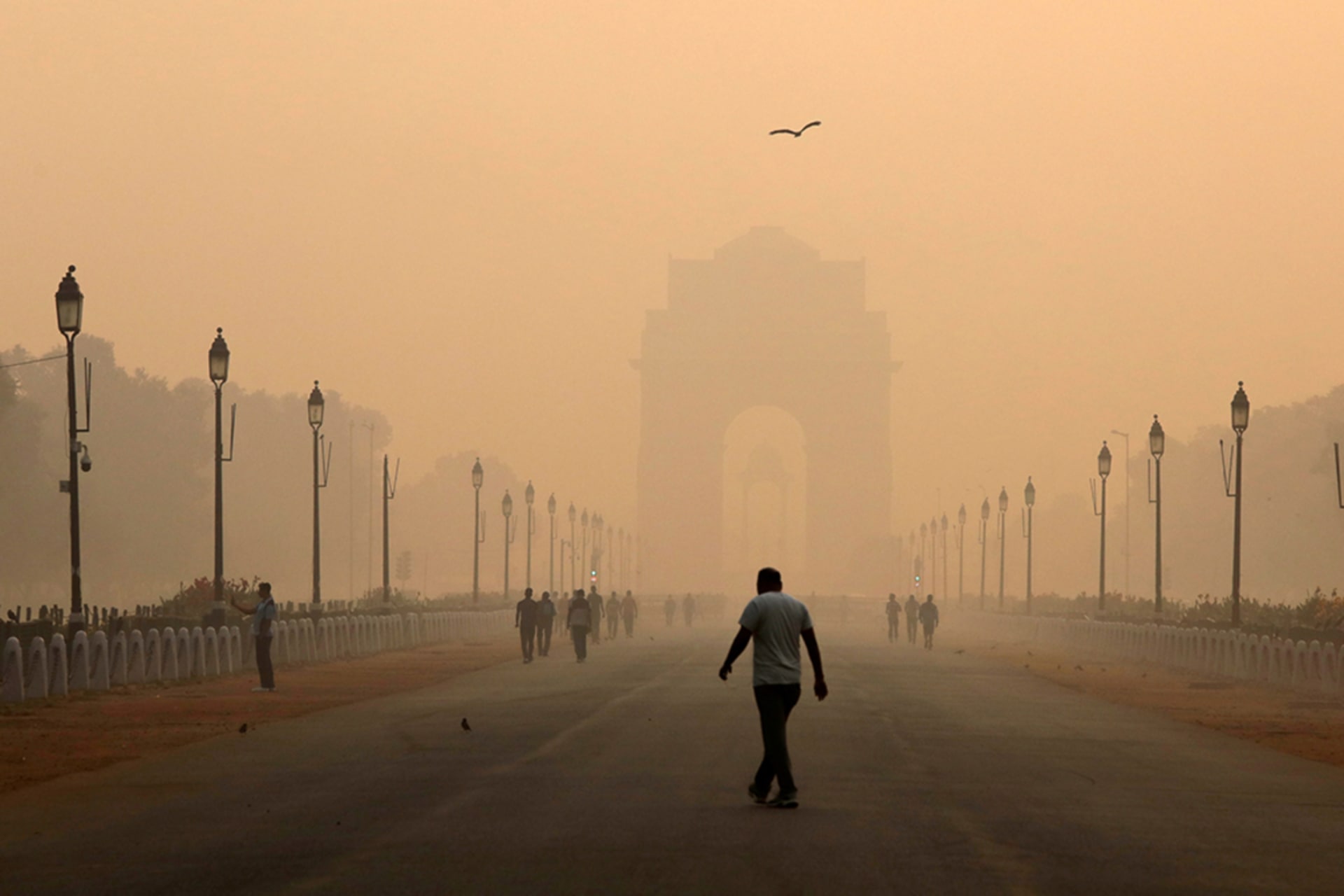 <p>A man walks in front of the India Gate shrouded in smog in New Delhi, India, October 29, 2018. </p>