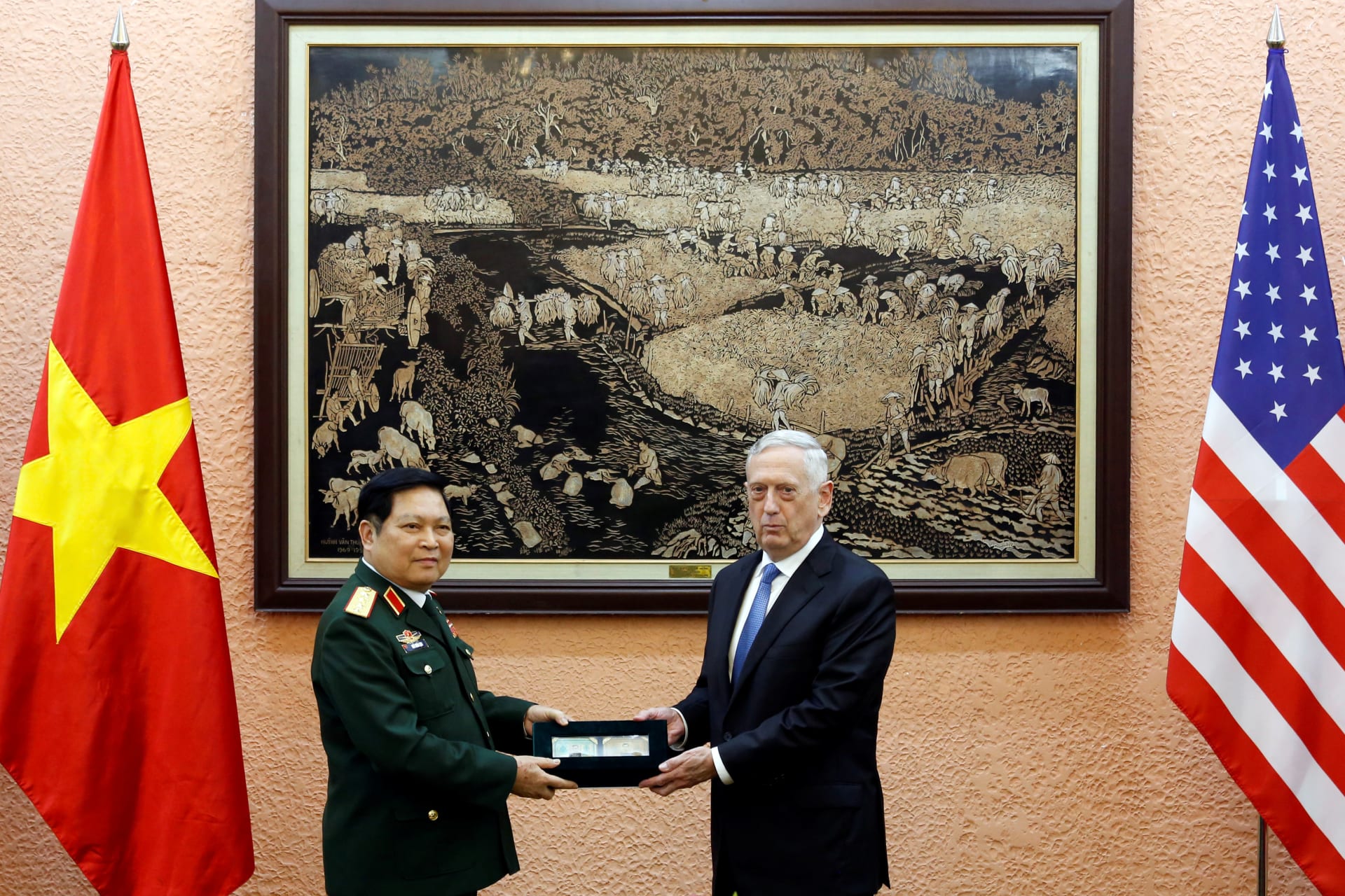 <p>Vietnam’s Defence Minister Ngo Xuan Lich (L) presents war relics of a U. S. serviceman to U.S. Secretary of Defense Jim Mattis after their meeting in Hanoi, Vietnam on January 25, 2018.</p>

