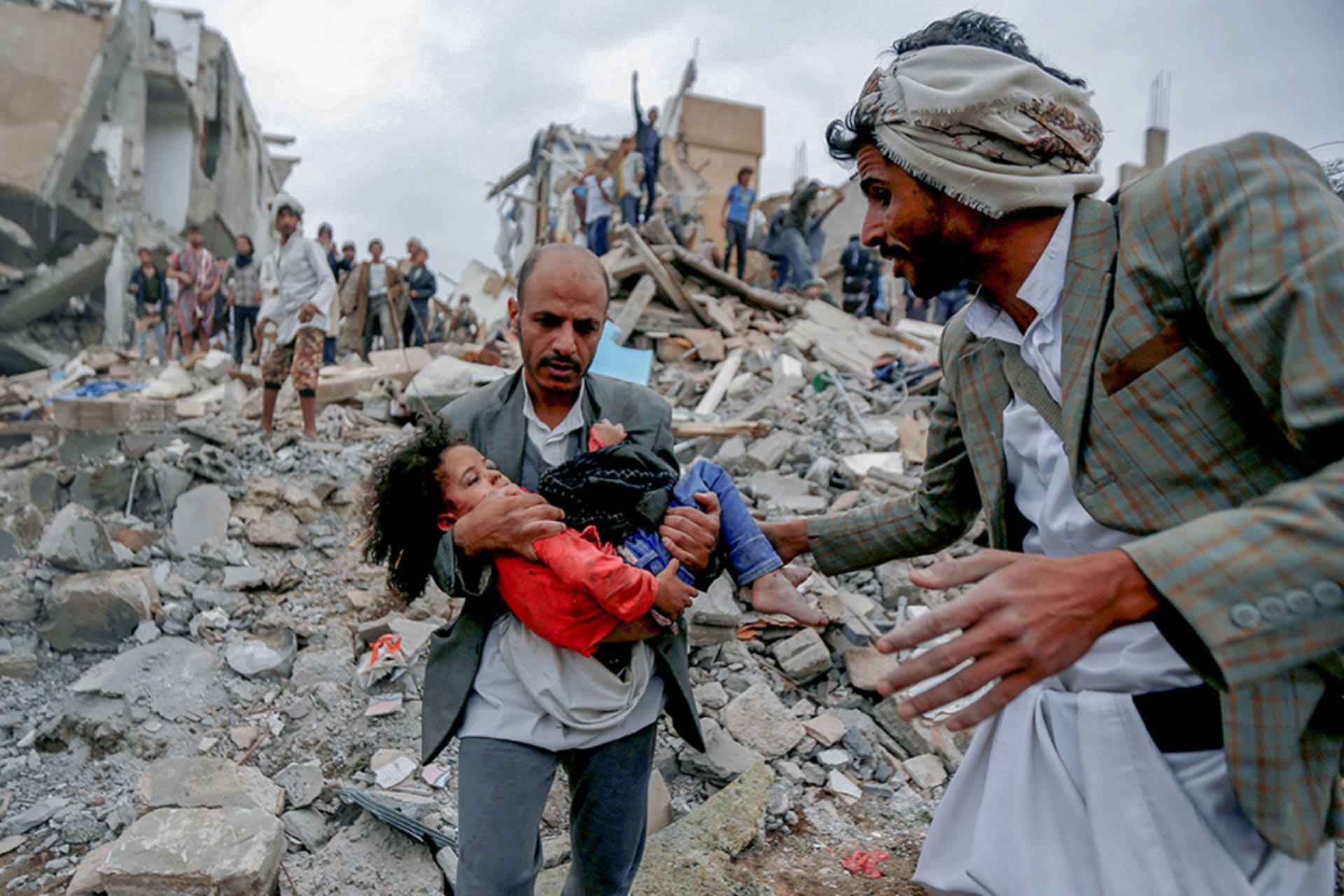 <p>A child is rescued from the site of an air strike in Sanaa carried out by the Saudi-led coalition. </p>
