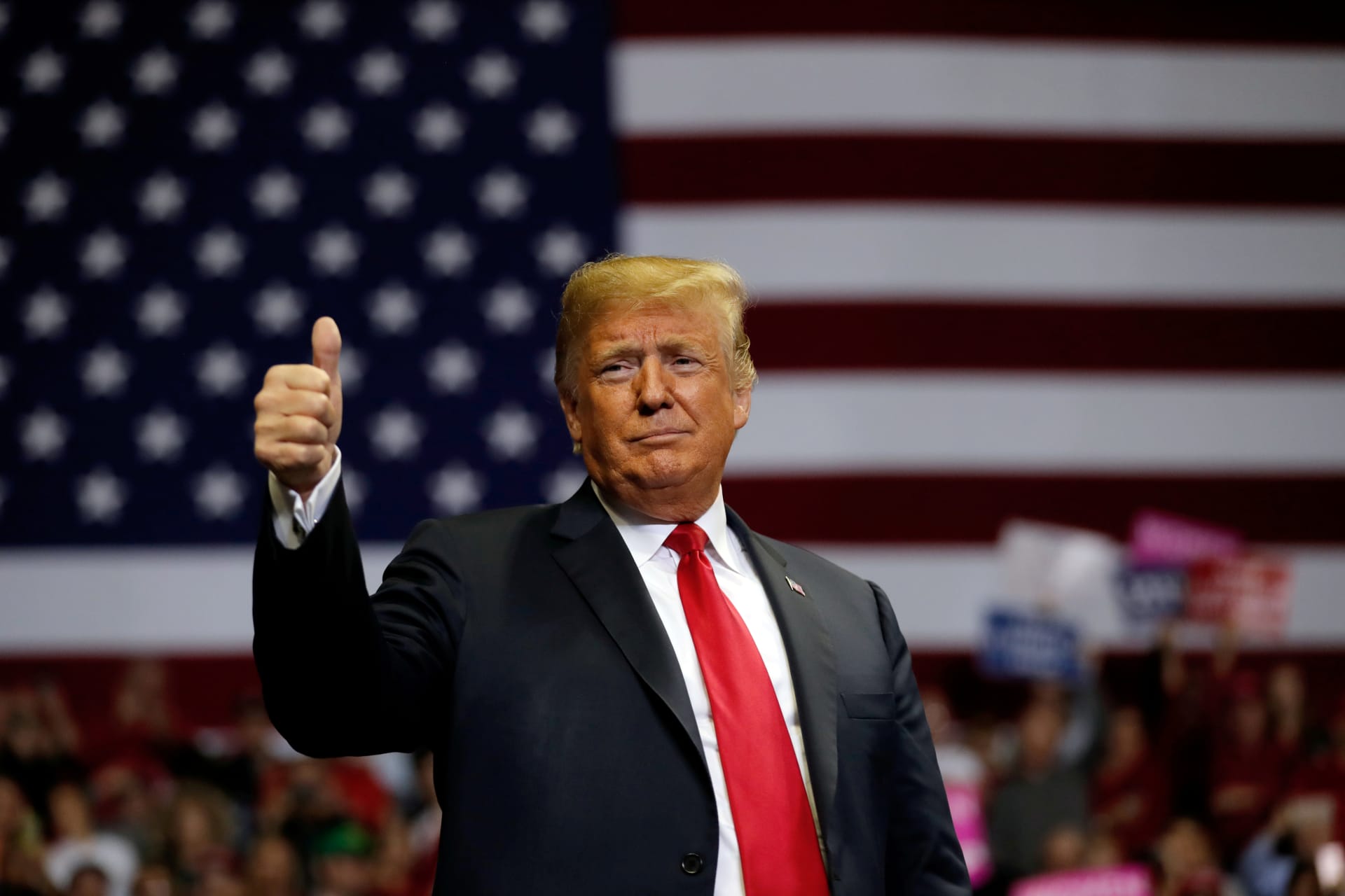 <p>U.S. President Donald Trump gestures to supporters during a campaign rally at the Allen County War Memorial Coliseum in Fort Wayne, Indiana, U.S., November 5, 2018.</p>
