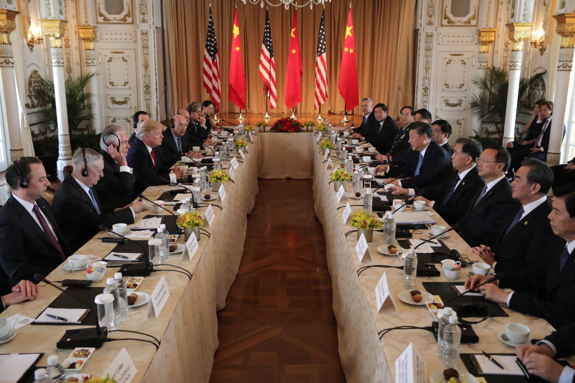 <p>U.S. President Donald Trump (4thL) holds a bilateral meeting with China’s President Xi Jinping (5thR) at Trump’s Mar-a-Lago estate in Palm Beach, Florida, U.S., April 7, 2017</p>
