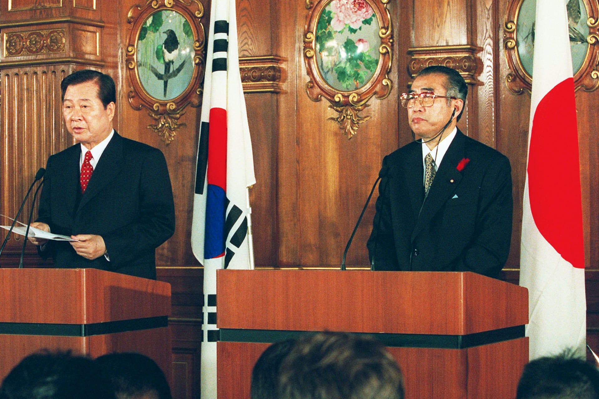 <p>South Korean President Kim Dae-jung speaks at a joint news conference with Japan’s Prime Minister Keizo Obuchi in Tokyo on October 8, 1998. </p>

