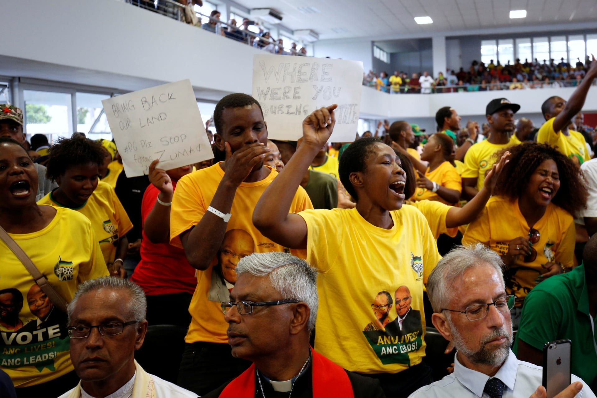 <p>African National Congress Youth League members interrupt a memorial service for anti-apartheid activist Ahmed Kathrada in Durban, South Africa, April 9, 2017.</p>
