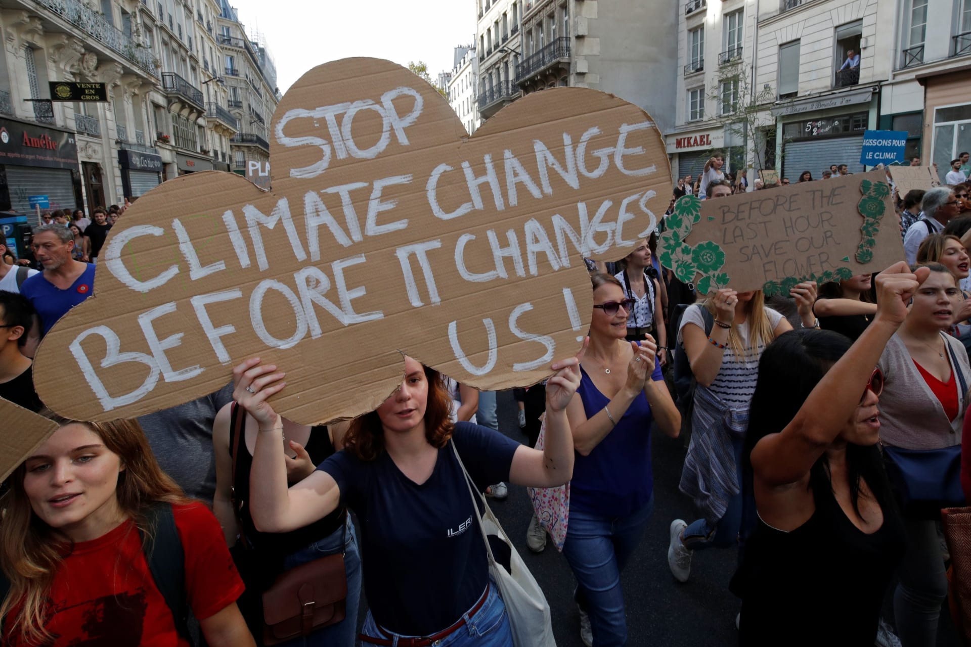 <p>Protesters march to urge politicians to act against climate change</p>
