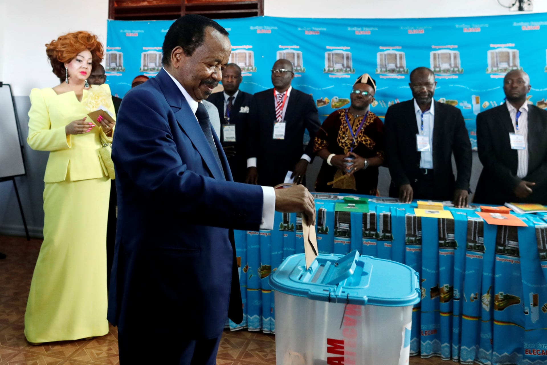 <p>Cameroonian President Paul Biya casts his ballot while his wife Chantal watches during the presidential election in Yaounde, Cameroon October 7, 2018. </p>
