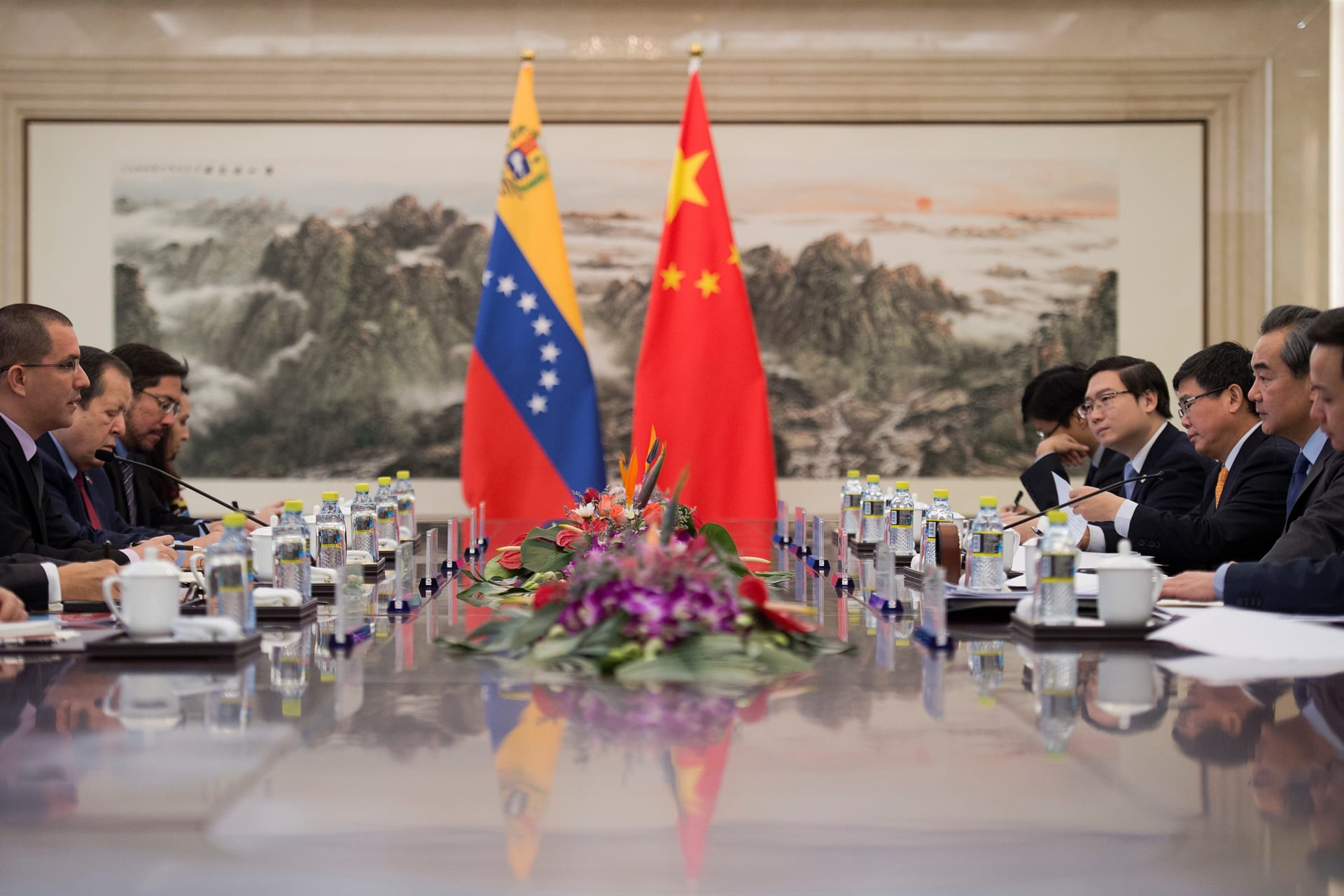 <p>Venezuelan Foreign Minister Jorge Arreaza (2nd L) talks with China’s Foreign Minister Wang Yi (2nd R) during a meeting at the Ministry of Foreign Affairs in Beijing on December 22, 2017. </p>
