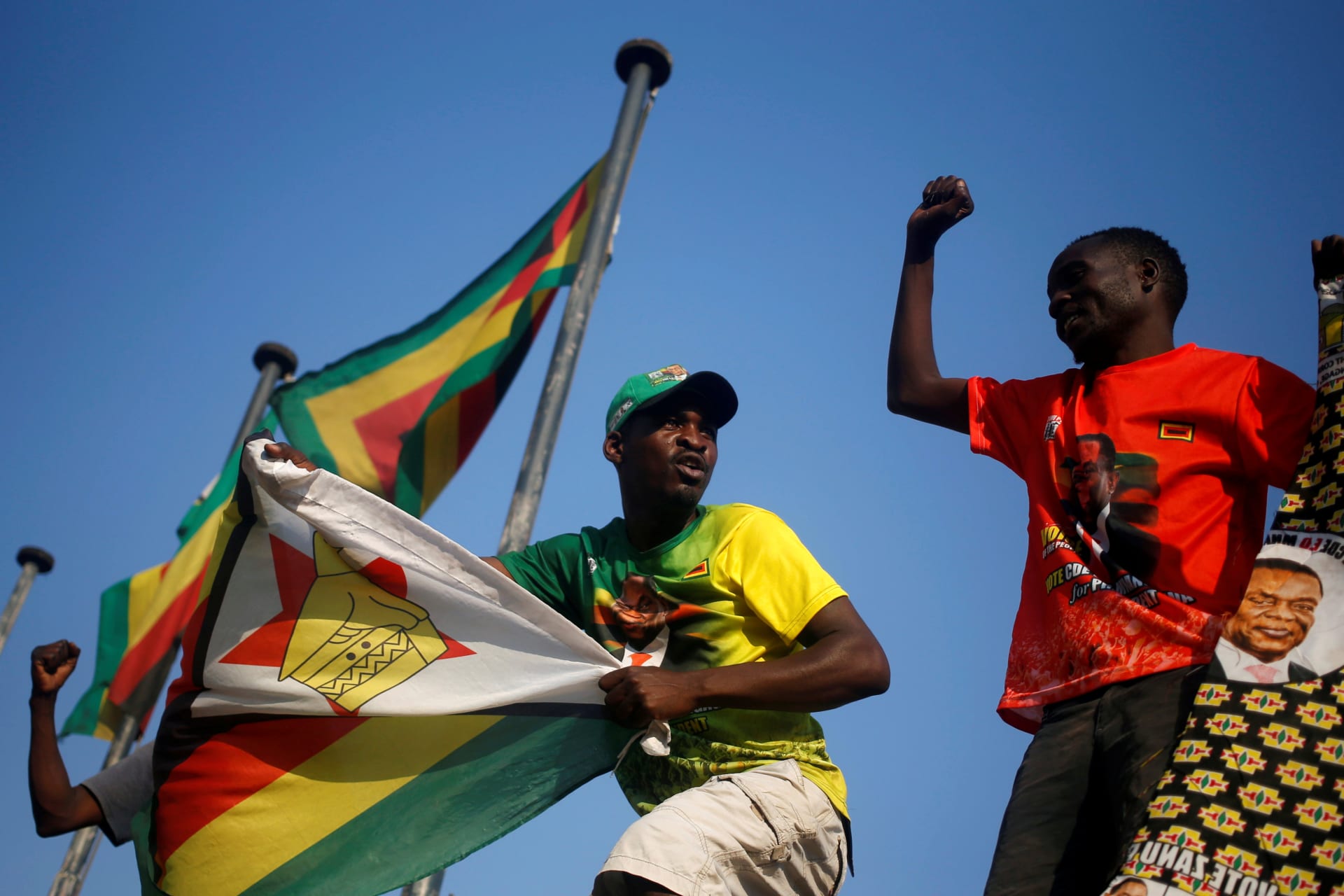 <p>Supporters of President Emmerson Mnangagwa’s ruling ZANU-PF party celebrate after the Constitutional Court confirmed Mnangagwa’s disputed July 30 election victory in Harare, Zimbabwe August 24, 2018.</p>
