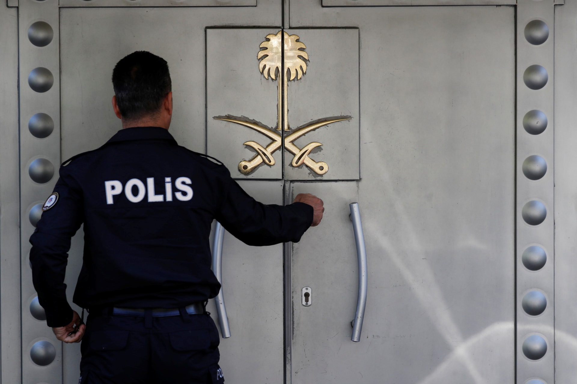 <p>A Turkish police officer who stands guard at the Saudi Arabia’s consulate is seen at the entrance, in Istanbul, Turkey October 10, 2018</p>
