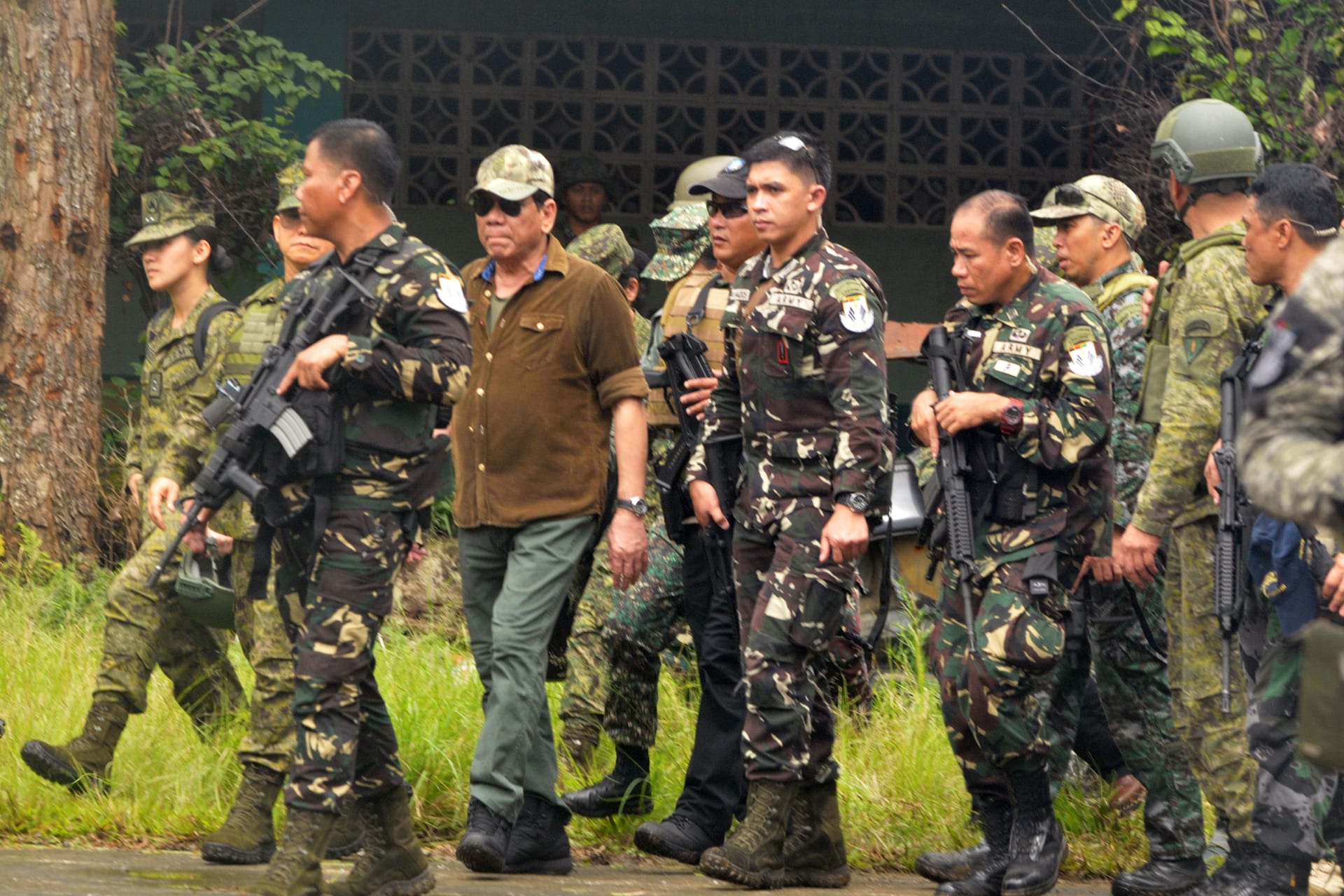 <p>Philippine President Rodrigo Duterte walks with soldiers during his visit at Bangolo town in Marawi city, southern Philippines on October 17, 2017.</p>

