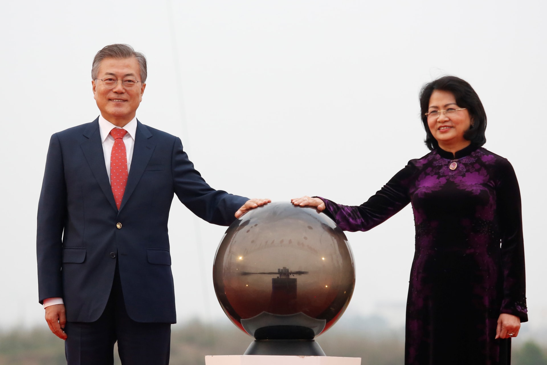 <p>South Korea’s President Moon Jae-in (L) and Vietnam’s Acting President Dang Thi Ngoc Thinh attend the breaking ceremony of the Vietnam Korea Institute of Science and Technology in Hanoi, Vietnam.</p>
