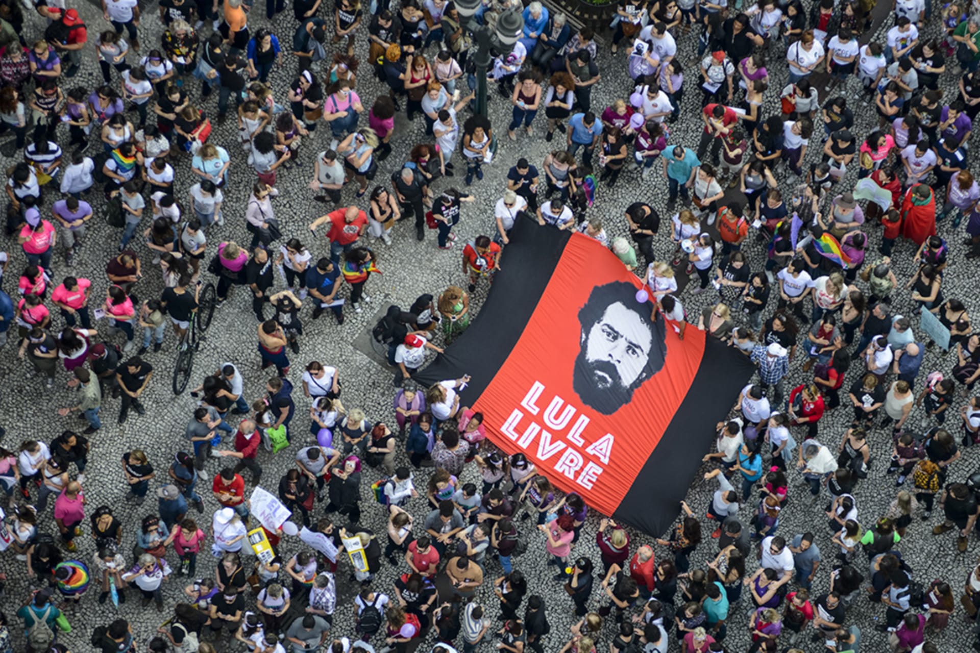 <p>Freedom for Lula is written on a poster during a demonstration against the extreme right-wing candidate Bolsonaro. The ex-military is the favorite in the presidential election, since a court banned the candidacy of detained Lula da Silva.</p>
