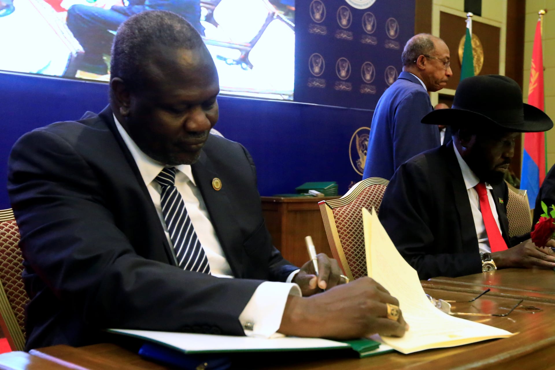 <p>South Sudanese rebel leader Riek Machar (L) and South Sudan’s President Salva Kiir sign a cease fire and power sharing agreement in Khartoum, Sudan August 5, 2018.</p>

