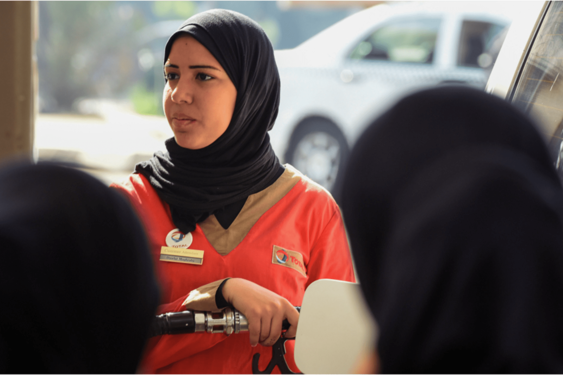 <p>Female petrol station worker operates a fuel pump at a petrol station in the Egyptian capital, Cairo, on November 21, 2016.</p>
