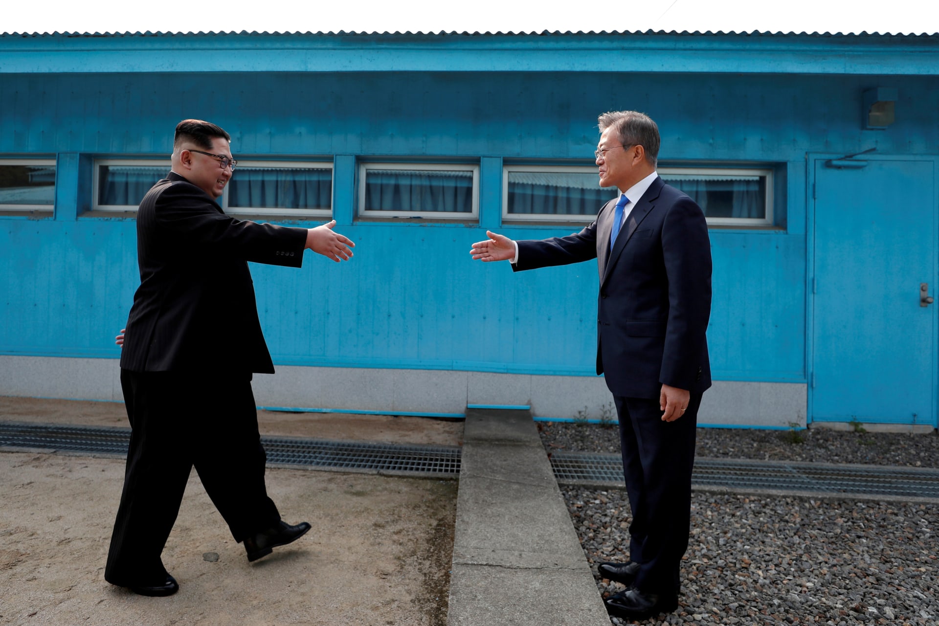 <p>South Korean President Moon Jae-in and North Korean leader Kim Jong-un shake hands at the truce village of Panmunjom, South Korea, April 27, 2018. </p>
