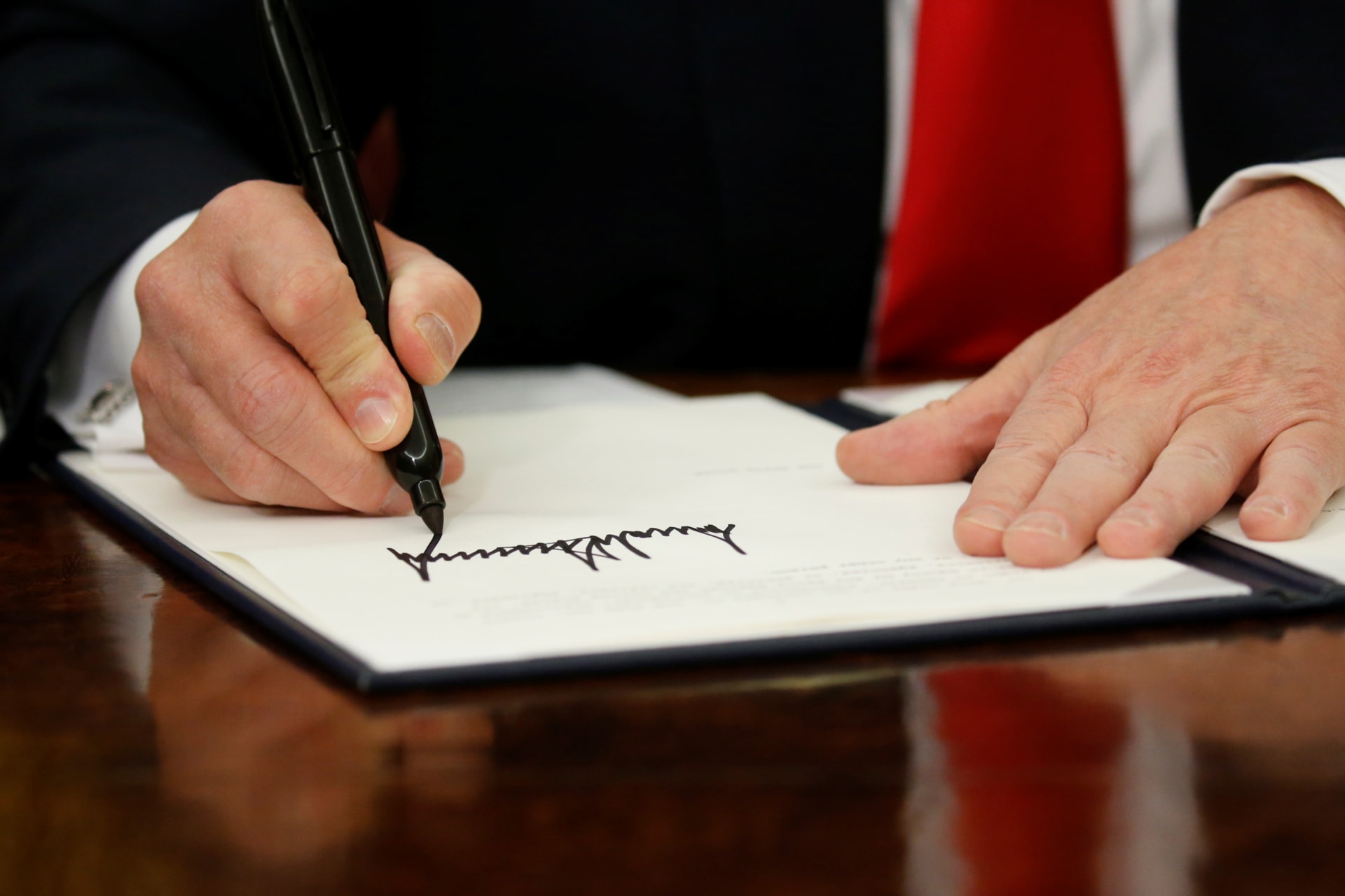 <p>U.S. President Donald Trump signs an executive order on immigration policy in the Oval Office of the White House in Washington, U.S., June 20, 2018.</p>
