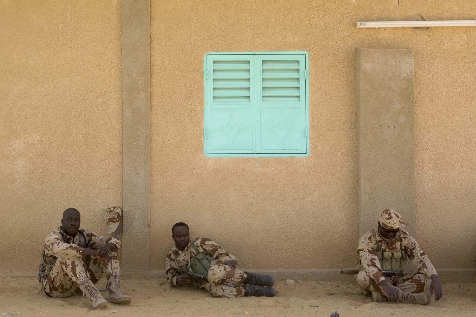 <p>Chadian soldiers take a break during Operation Flintlock, U.S.-led military exercises, in Diffa, Niger.</p>
