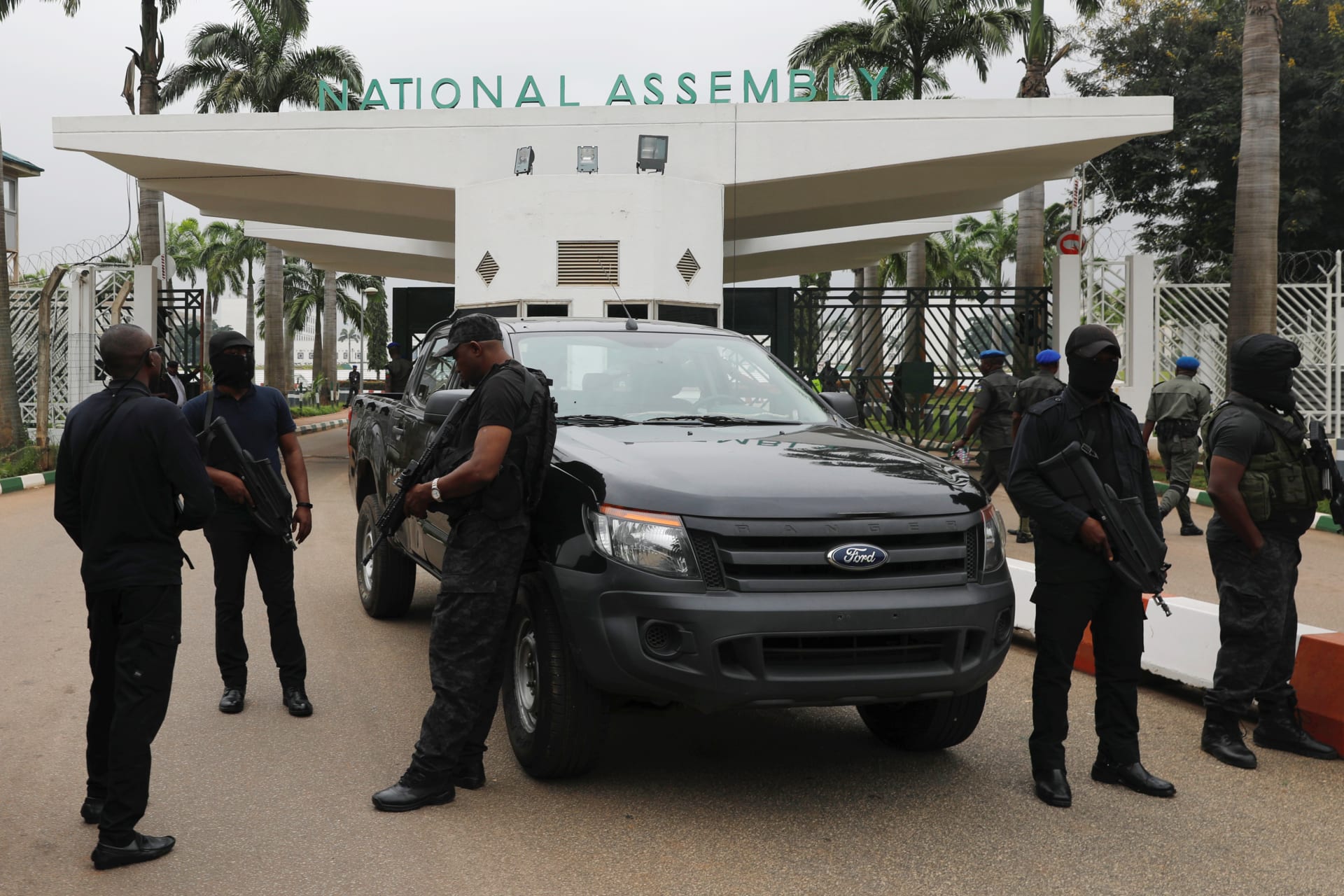 <p>Members of security forces block the entrance of the national assembly in Abuja, Nigeria August 7, 2018. </p>
