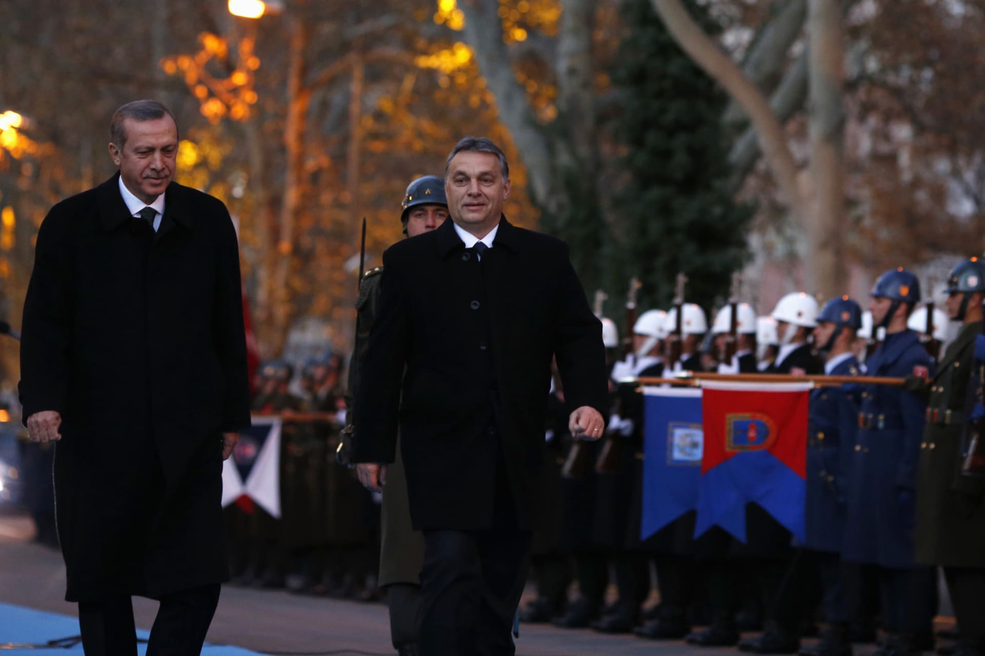 <p>Hungarian Prime Minister Viktor Orban and his Turkish counterpart Tayyip Erdogan (L) attend a welcoming ceremony in Ankara December 18, 2013</p>
