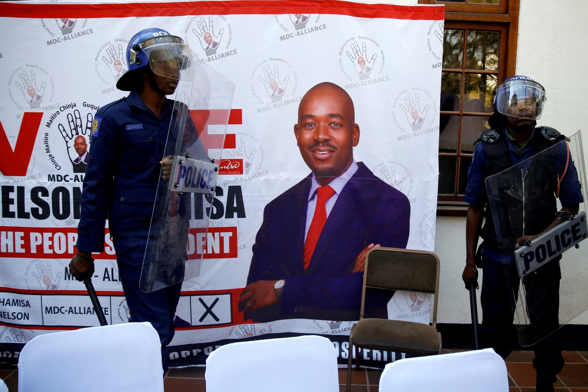 <p>Riot police arrive at a press conference due to be addressed by opposition Movement for Democratic Change (MDC) leader Nelson Chamisa, ordering journalist out of the venue in Harare, Zimbabwe, August 3, 2018. </p>

