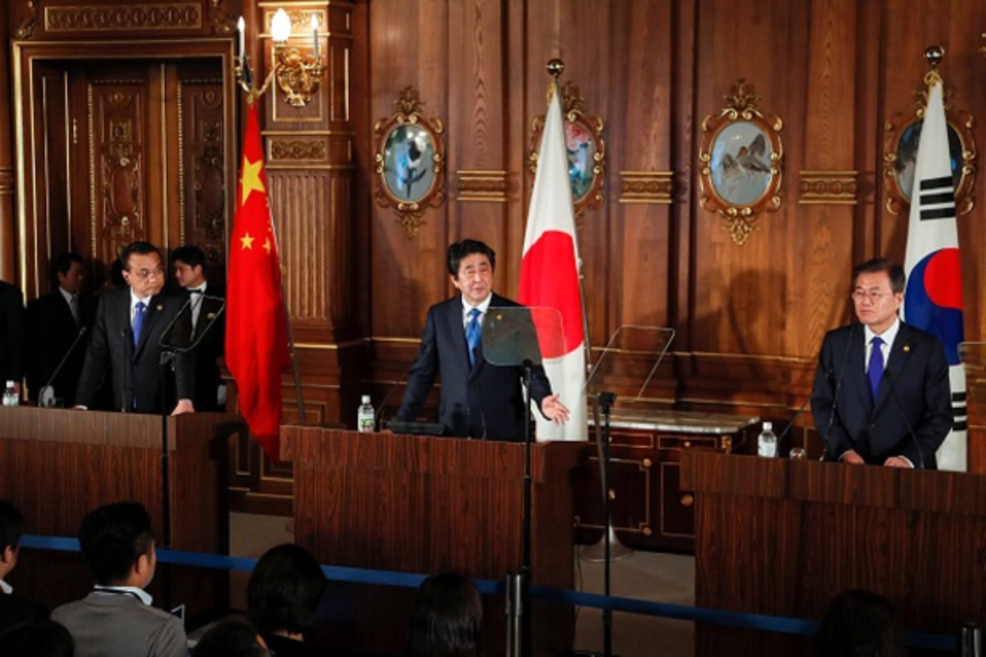 <p>Japanese Prime Minister Shinzo Abe, Chinese Prime Minister Li Keqiang and South Korean President Moon Jae-in attend their joint news conference after their trilateral summit talks in Tokyo, May 9, 2018.</p>
