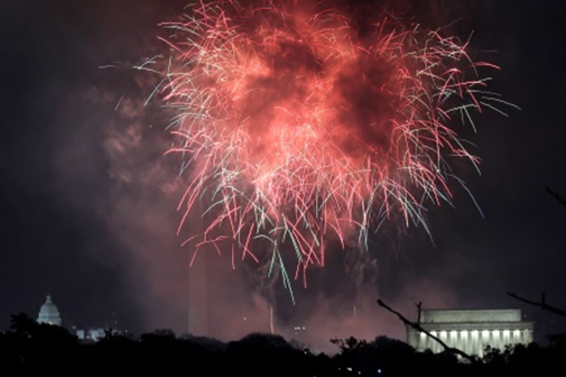<p>Fireworks over the U.S. Capitol, Washington Monument, and Lincoln Memorial </p>
